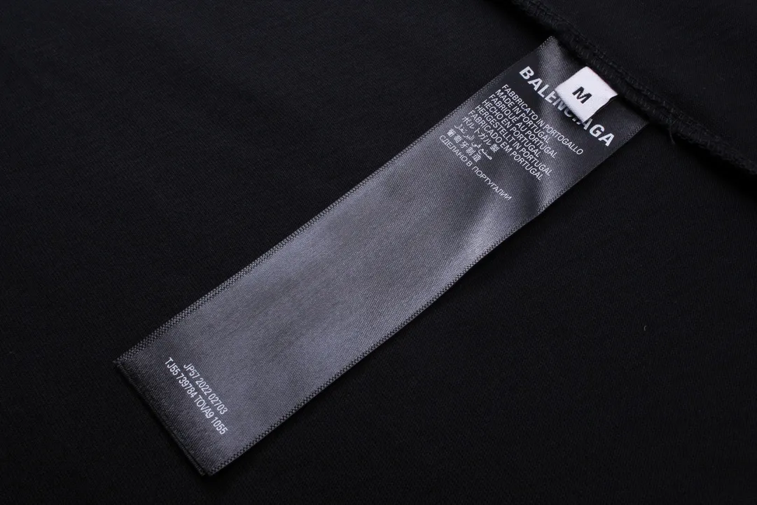🅿️216 Real photos [Top version. Official website quality] BALENCI*GA/Paris. 23ss latest classic model. Front and rear tape direct printing. Ready-to-wear washed and worn long-sleeved T-shirt. Genuine product developed at the first time, brick cabinet synchronization. Welcome to compare. The fabric is made of Paris ZP custom-woven and dyed 100% cotton with double-yarn compact cotton. The weight is 260 grams. The cloth surface is clean. The cloth pattern is clear, soft and comfortable, and the threads are dyed with no color difference. The classic pattern is directly sprayed by a direct injection machine. Environmentally friendly imported materials, three-dimensional effect. Restored brick cabinet. The garments were washed and aged, and polished by many hands. Produced by ultra-heavy craftsmanship, the market currency is very different, welcome to compare. The version adopts OS loose shoulder design. The same style for men and women. Code: BL225003 Color: dark blue gray, off-white, burgundy, green, black blue, fog blue Size: XS S M L