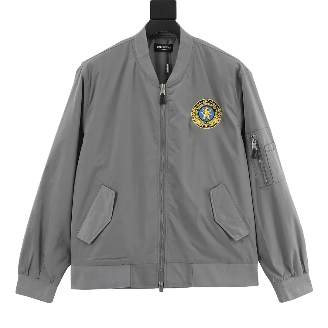 🅿️570 Balenciaga/Balenciaga patch bomber jacket. Customized dense-pore cold-pressed fiber nylon fabric and velvet cloud cotton sheet inside. Full texture, thick and solid. Every inch contains heavy warmth. It is based on pure black to support all edges. Slightly dropped shoulder silhouette to accommodate the body shape. Gilt lion emblem patch embellishments on the chest. It continues the identity identification function of the badge. It is a silent statement when worn on the body. The lining and filling design highlight the wrapping effect, cleverly integrating the warmth of cotton clothing with the aesthetics of life, leading the trend in the name of design! Size: XS-L