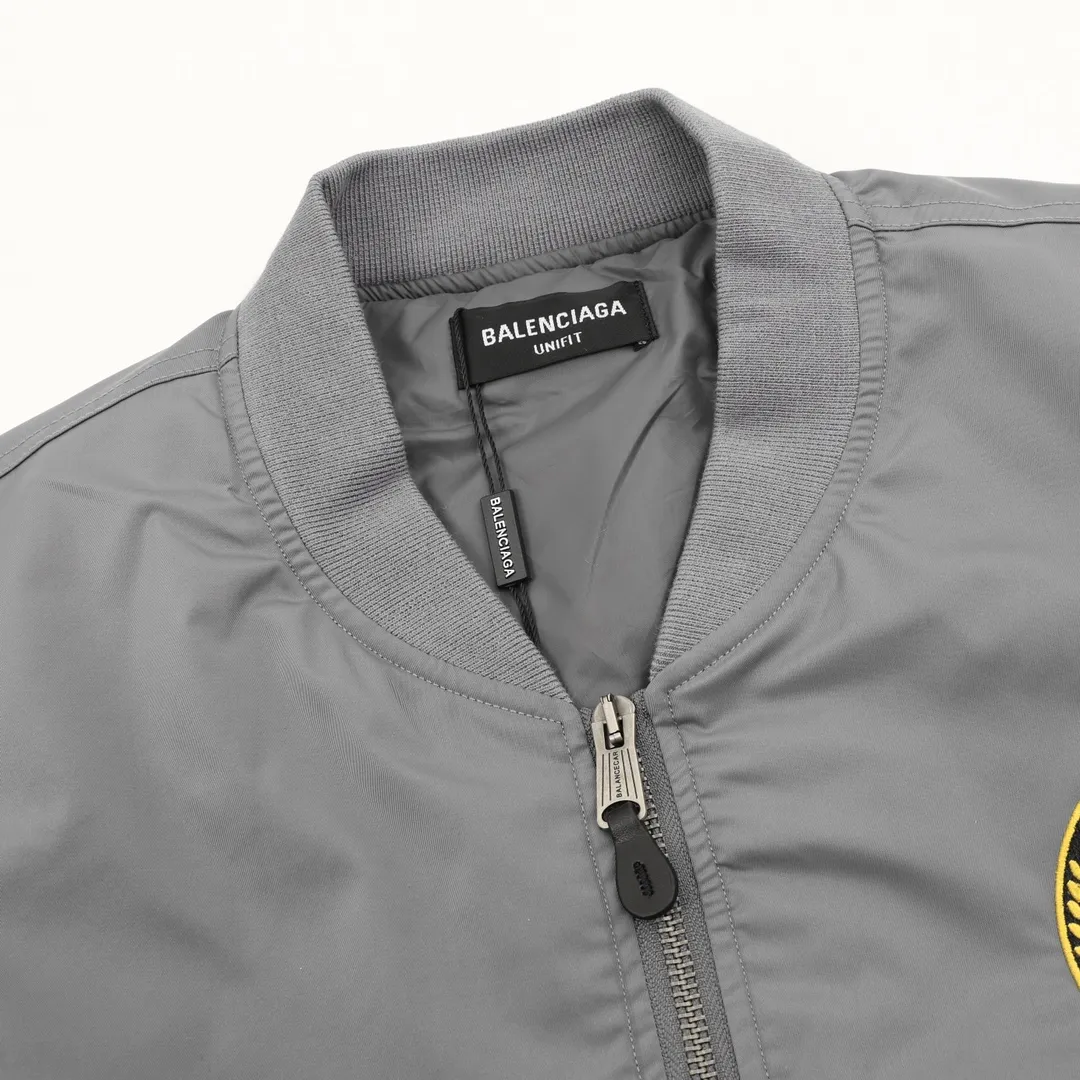 🅿️570 Balenciaga/Balenciaga patch bomber jacket. Customized dense-pore cold-pressed fiber nylon fabric and velvet cloud cotton sheet inside. Full texture, thick and solid. Every inch contains heavy warmth. It is based on pure black to support all edges. Slightly dropped shoulder silhouette to accommodate the body shape. Gilt lion emblem patch embellishments on the chest. It continues the identity identification function of the badge. It is a silent statement when worn on the body. The lining and filling design highlight the wrapping effect, cleverly integrating the warmth of cotton clothing with the aesthetics of life, leading the trend in the name of design! Size: XS-L