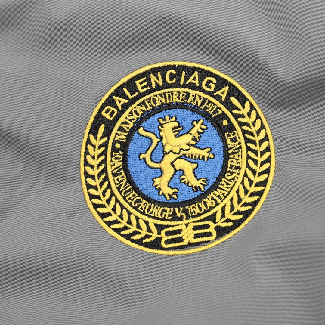 🅿️570 Balenciaga/Balenciaga patch bomber jacket. Customized dense-pore cold-pressed fiber nylon fabric and velvet cloud cotton sheet inside. Full texture, thick and solid. Every inch contains heavy warmth. It is based on pure black to support all edges. Slightly dropped shoulder silhouette to accommodate the body shape. Gilt lion emblem patch embellishments on the chest. It continues the identity identification function of the badge. It is a silent statement when worn on the body. The lining and filling design highlight the wrapping effect, cleverly integrating the warmth of cotton clothing with the aesthetics of life, leading the trend in the name of design! Size: XS-L