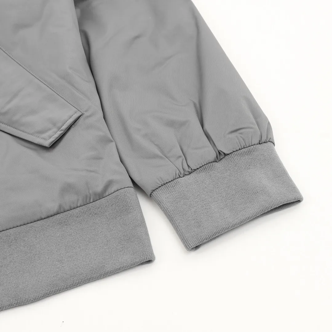 🅿️570 Balenciaga/Balenciaga patch bomber jacket. Customized dense-pore cold-pressed fiber nylon fabric and velvet cloud cotton sheet inside. Full texture, thick and solid. Every inch contains heavy warmth. It is based on pure black to support all edges. Slightly dropped shoulder silhouette to accommodate the body shape. Gilt lion emblem patch embellishments on the chest. It continues the identity identification function of the badge. It is a silent statement when worn on the body. The lining and filling design highlight the wrapping effect, cleverly integrating the warmth of cotton clothing with the aesthetics of life, leading the trend in the name of design! Size: XS-L