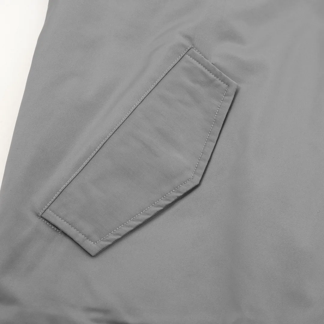 🅿️570 Balenciaga/Balenciaga patch bomber jacket. Customized dense-pore cold-pressed fiber nylon fabric and velvet cloud cotton sheet inside. Full texture, thick and solid. Every inch contains heavy warmth. It is based on pure black to support all edges. Slightly dropped shoulder silhouette to accommodate the body shape. Gilt lion emblem patch embellishments on the chest. It continues the identity identification function of the badge. It is a silent statement when worn on the body. The lining and filling design highlight the wrapping effect, cleverly integrating the warmth of cotton clothing with the aesthetics of life, leading the trend in the name of design! Size: XS-L