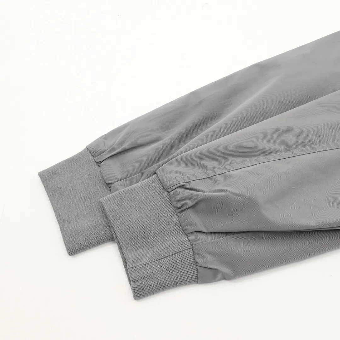 🅿️570 Balenciaga/Balenciaga patch bomber jacket. Customized dense-pore cold-pressed fiber nylon fabric and velvet cloud cotton sheet inside. Full texture, thick and solid. Every inch contains heavy warmth. It is based on pure black to support all edges. Slightly dropped shoulder silhouette to accommodate the body shape. Gilt lion emblem patch embellishments on the chest. It continues the identity identification function of the badge. It is a silent statement when worn on the body. The lining and filling design highlight the wrapping effect, cleverly integrating the warmth of cotton clothing with the aesthetics of life, leading the trend in the name of design! Size: XS-L