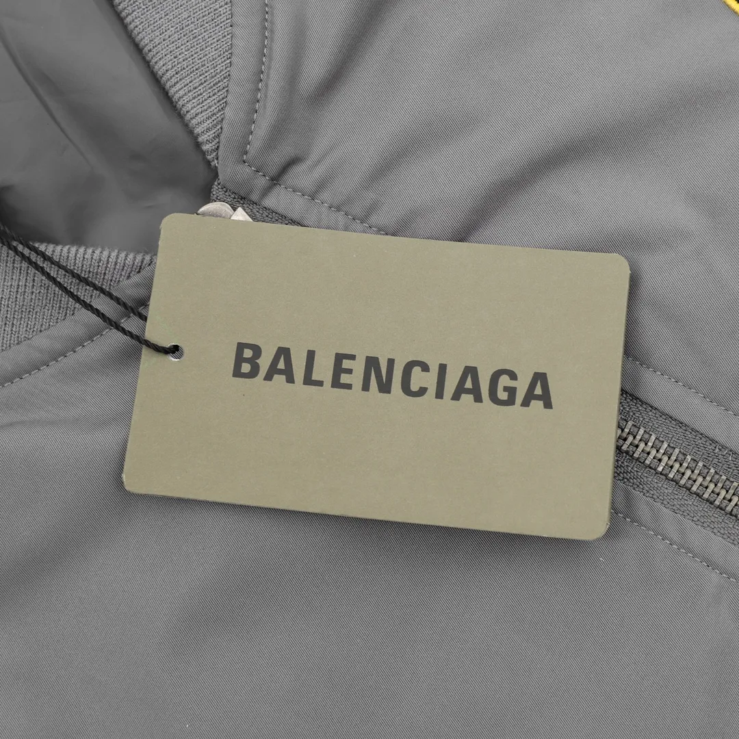 🅿️570 Balenciaga/Balenciaga patch bomber jacket. Customized dense-pore cold-pressed fiber nylon fabric and velvet cloud cotton sheet inside. Full texture, thick and solid. Every inch contains heavy warmth. It is based on pure black to support all edges. Slightly dropped shoulder silhouette to accommodate the body shape. Gilt lion emblem patch embellishments on the chest. It continues the identity identification function of the badge. It is a silent statement when worn on the body. The lining and filling design highlight the wrapping effect, cleverly integrating the warmth of cotton clothing with the aesthetics of life, leading the trend in the name of design! Size: XS-L