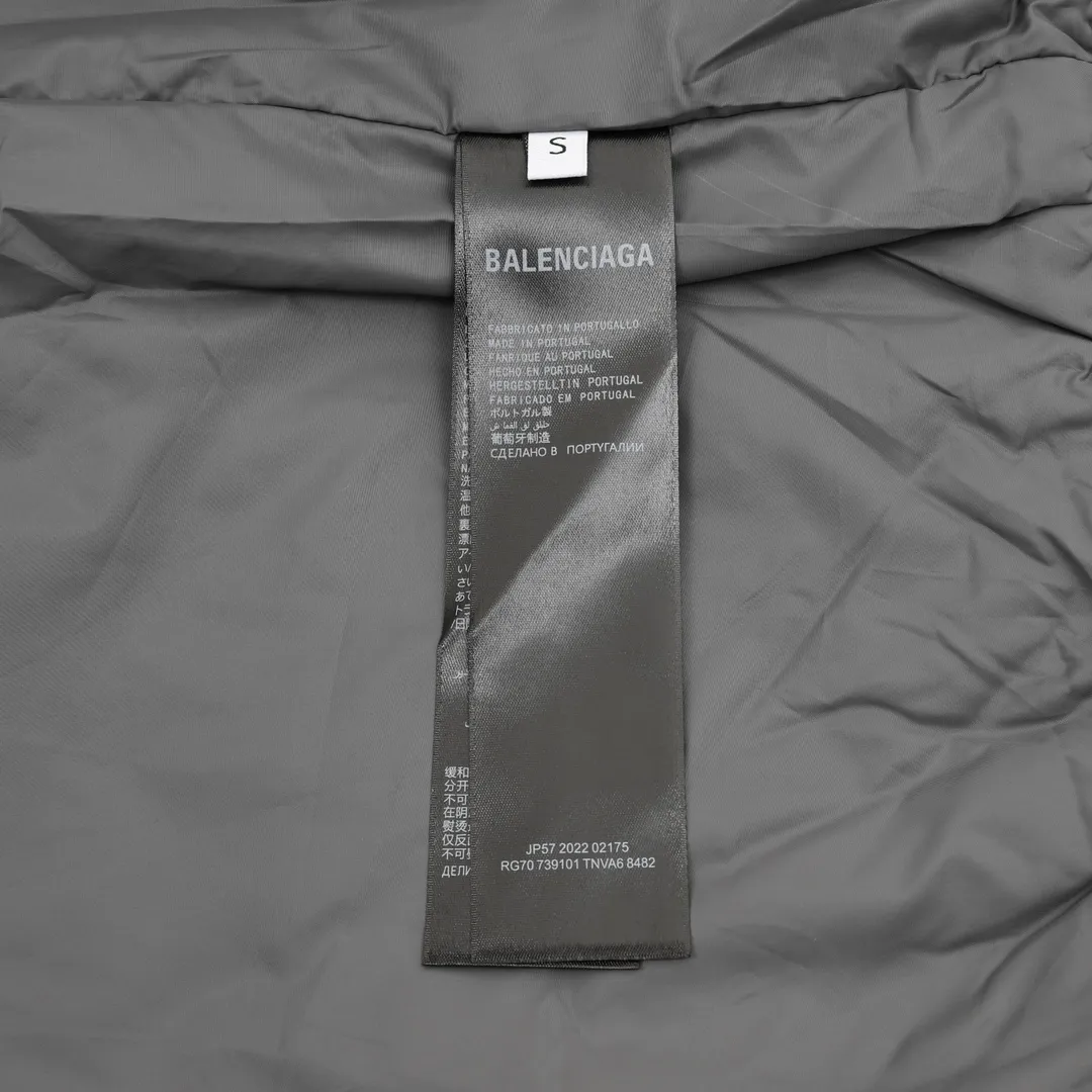 🅿️570 Balenciaga/Balenciaga patch bomber jacket. Customized dense-pore cold-pressed fiber nylon fabric and velvet cloud cotton sheet inside. Full texture, thick and solid. Every inch contains heavy warmth. It is based on pure black to support all edges. Slightly dropped shoulder silhouette to accommodate the body shape. Gilt lion emblem patch embellishments on the chest. It continues the identity identification function of the badge. It is a silent statement when worn on the body. The lining and filling design highlight the wrapping effect, cleverly integrating the warmth of cotton clothing with the aesthetics of life, leading the trend in the name of design! Size: XS-L