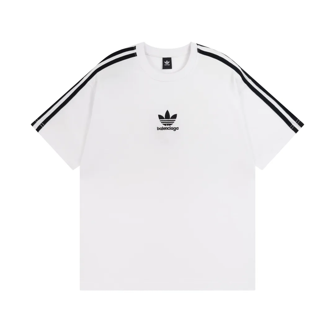 🅿️186 Detailed picture [Top version. Official website quality] BALENCI*GA/Paris co-branded Adidas Adidas clover three-stripe LOGO embroidered short-sleeved T-shirt# The fabric is made of Paris ZP custom-woven and dyed cotton double yarn. Weighing 260 grams, the cloth surface is clean. The cloth pattern is clear, soft and comfortable. The threads are dyed with no color difference. The classic pattern embroidery uses imported embroidery, and the letters are clear, three-dimensional and without rough edges. Jubie market produces pictures based on pictures. Welcome to compare. The version adopts OS loose shoulder design. Same style for men and women. Coding: BL223018 Color: black, white, blue, pink, red, royal blue Size: XS to L