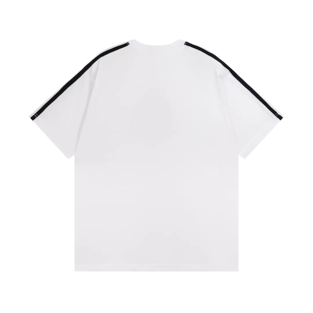 🅿️186 Detailed picture [Top version. Official website quality] BALENCI*GA/Paris co-branded Adidas Adidas clover three-stripe LOGO embroidered short-sleeved T-shirt# The fabric is made of Paris ZP custom-woven and dyed cotton double yarn. Weighing 260 grams, the cloth surface is clean. The cloth pattern is clear, soft and comfortable. The threads are dyed with no color difference. The classic pattern embroidery uses imported embroidery, and the letters are clear, three-dimensional and without rough edges. Jubie market produces pictures based on pictures. Welcome to compare. The version adopts OS loose shoulder design. Same style for men and women. Coding: BL223018 Color: black, white, blue, pink, red, royal blue Size: XS to L