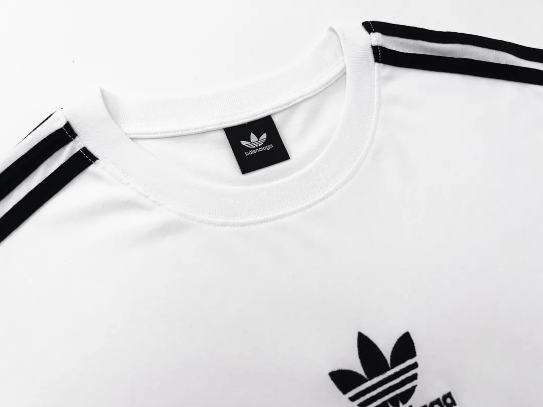 🅿️186 Detailed picture [Top version. Official website quality] BALENCI*GA/Paris co-branded Adidas Adidas clover three-stripe LOGO embroidered short-sleeved T-shirt# The fabric is made of Paris ZP custom-woven and dyed cotton double yarn. Weighing 260 grams, the cloth surface is clean. The cloth pattern is clear, soft and comfortable. The threads are dyed with no color difference. The classic pattern embroidery uses imported embroidery, and the letters are clear, three-dimensional and without rough edges. Jubie market produces pictures based on pictures. Welcome to compare. The version adopts OS loose shoulder design. Same style for men and women. Coding: BL223018 Color: black, white, blue, pink, red, royal blue Size: XS to L