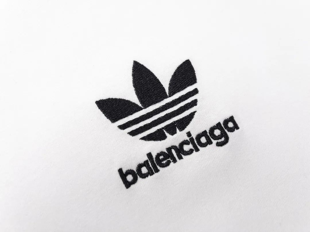 🅿️186 Detailed picture [Top version. Official website quality] BALENCI*GA/Paris co-branded Adidas Adidas clover three-stripe LOGO embroidered short-sleeved T-shirt# The fabric is made of Paris ZP custom-woven and dyed cotton double yarn. Weighing 260 grams, the cloth surface is clean. The cloth pattern is clear, soft and comfortable. The threads are dyed with no color difference. The classic pattern embroidery uses imported embroidery, and the letters are clear, three-dimensional and without rough edges. Jubie market produces pictures based on pictures. Welcome to compare. The version adopts OS loose shoulder design. Same style for men and women. Coding: BL223018 Color: black, white, blue, pink, red, royal blue Size: XS to L
