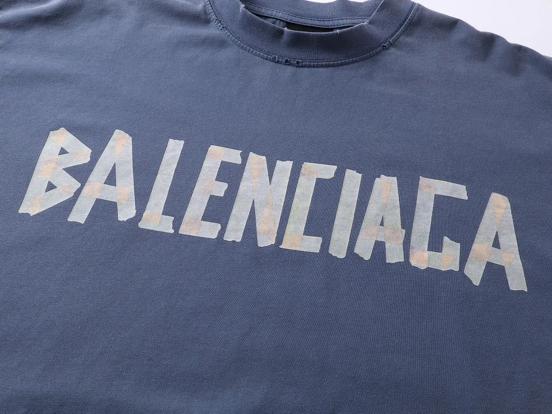 🅿️216 Real photos [Top version. Official website quality] BALENCI*GA/Paris. 23ss latest classic model. Front and rear tape direct printing. Ready-to-wear washed and worn long-sleeved T-shirt. Genuine product developed at the first time, brick cabinet synchronization. Welcome to compare. The fabric is made of Paris ZP custom-woven and dyed 100% cotton with double-yarn compact cotton. The weight is 260 grams. The cloth surface is clean. The cloth pattern is clear, soft and comfortable, and the threads are dyed with no color difference. The classic pattern is directly sprayed by a direct injection machine. Environmentally friendly imported materials, three-dimensional effect. Restored brick cabinet. The garments were washed and aged, and polished by many hands. Produced by ultra-heavy craftsmanship, the market currency is very different, welcome to compare. The version adopts OS loose shoulder design. The same style for men and women. Code: BL225003 Color: dark blue gray, off-white, burgundy, green, black blue, fog blue Size: XS S M L