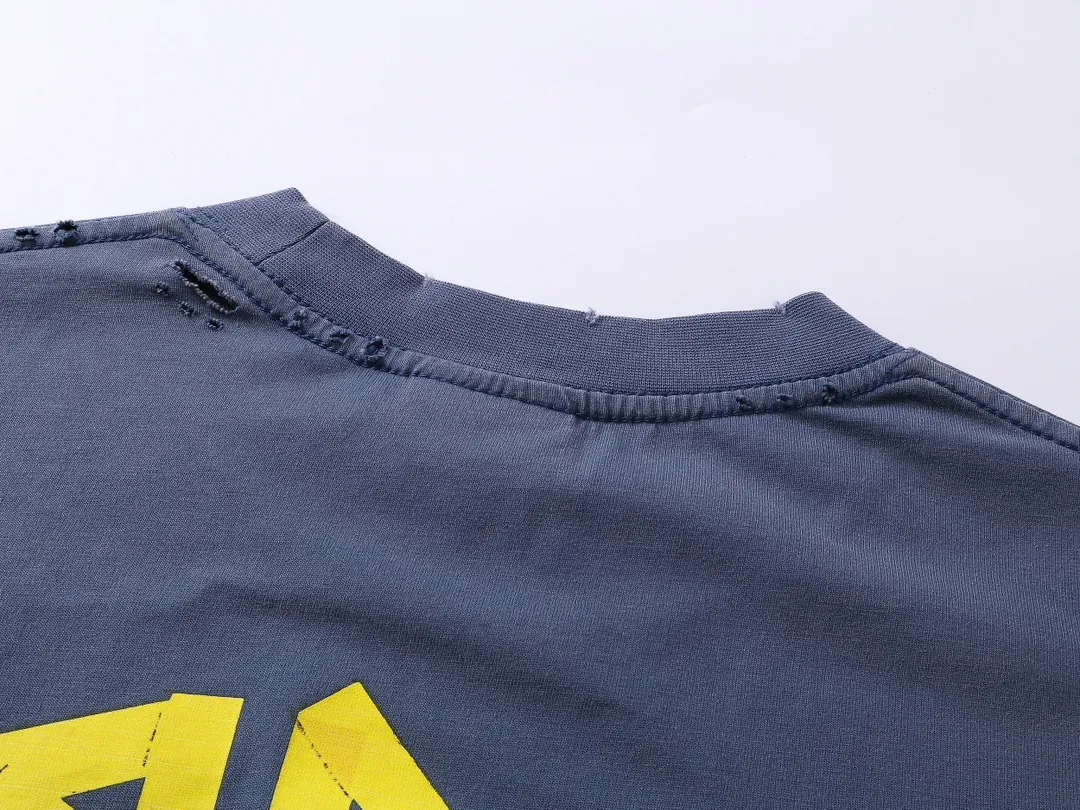 🅿️216 Real photos [Top version. Official website quality] BALENCI*GA/Paris. 23ss latest classic model. Front and rear tape direct printing. Ready-to-wear washed and worn long-sleeved T-shirt. Genuine product developed at the first time, brick cabinet synchronization. Welcome to compare. The fabric is made of Paris ZP custom-woven and dyed 100% cotton with double-yarn compact cotton. The weight is 260 grams. The cloth surface is clean. The cloth pattern is clear, soft and comfortable, and the threads are dyed with no color difference. The classic pattern is directly sprayed by a direct injection machine. Environmentally friendly imported materials, three-dimensional effect. Restored brick cabinet. The garments were washed and aged, and polished by many hands. Produced by ultra-heavy craftsmanship, the market currency is very different, welcome to compare. The version adopts OS loose shoulder design. The same style for men and women. Code: BL225003 Color: dark blue gray, off-white, burgundy, green, black blue, fog blue Size: XS S M L