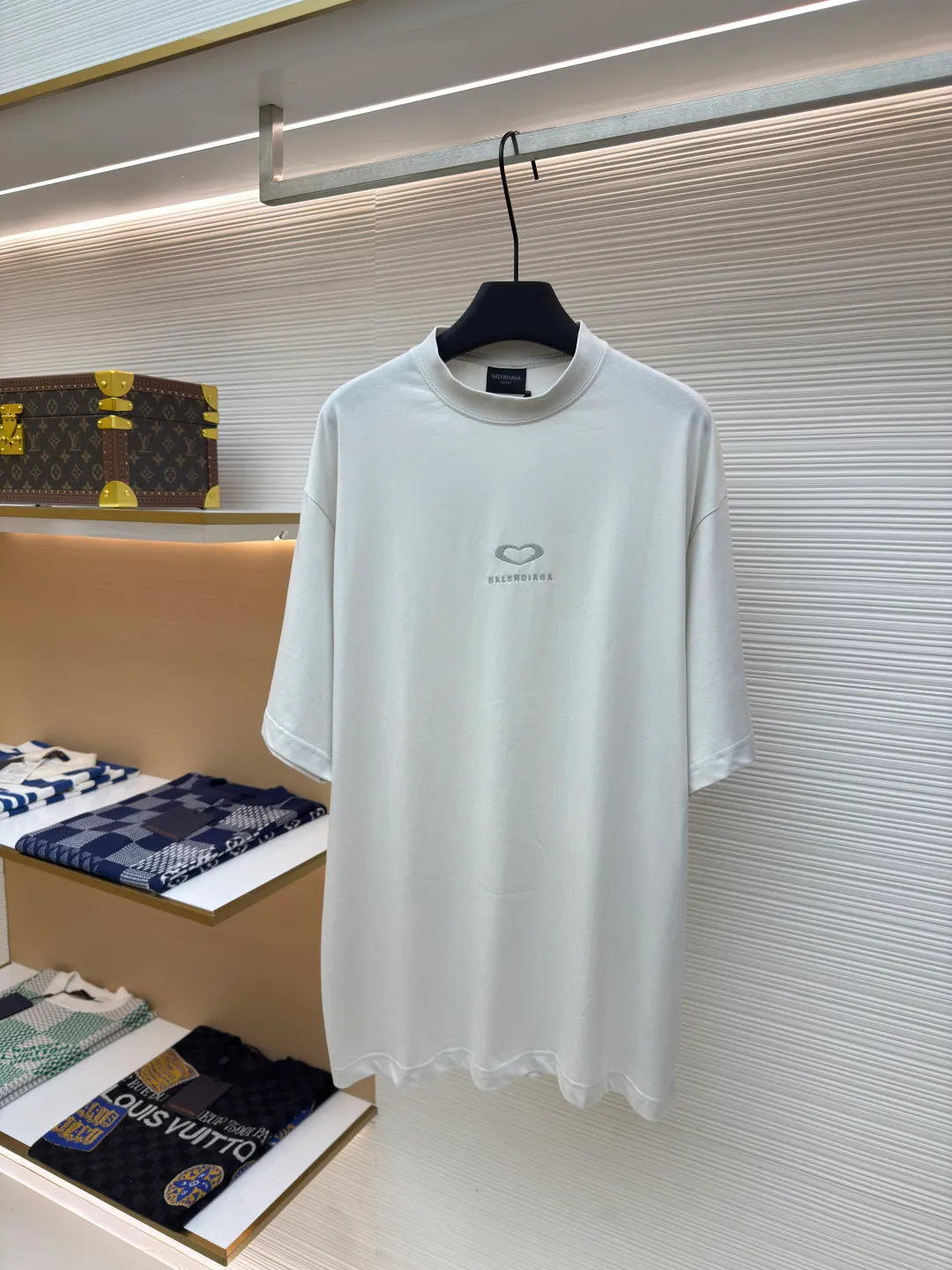 Balenciaga Paris Chinese Valentine's Day limited edition ●Authentic product: 6599 purchase and development ●Item number: 1680002-A00 ●Fabric: custom-dyed pure cotton fabric ●Technology: embroidery production ●Version: loose version ●Weight: about 245 grams ●Size: XS-S-M-L ●Description: The fabric is made of Paris ZP custom-woven and custom-dyed cotton double yarn. Weighing 260 grams, the cloth surface is clean. The cloth pattern is clear, soft and comfortable, and the threads are dyed with no color difference. The embroidery is done using imported Tajima embroidery machines. The printing uses environmentally friendly imported rubber paddles. The letters are clear and the effect is three-dimensional. The version adopts OS loose shoulder design. The same style for men and women. The overall wiring is straight and delicate, the fabric is comfortable and soft, and the color is consistent without color difference. It can be matched with the same style to create a fashionable look and control various occasions. Customized accessories, complete with three standards, same style for men and women!