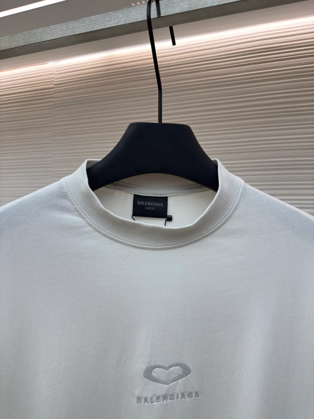 Balenciaga Paris Chinese Valentine's Day limited edition ●Authentic product: 6599 purchase and development ●Item number: 1680002-A00 ●Fabric: custom-dyed pure cotton fabric ●Technology: embroidery production ●Version: loose version ●Weight: about 245 grams ●Size: XS-S-M-L ●Description: The fabric is made of Paris ZP custom-woven and custom-dyed cotton double yarn. Weighing 260 grams, the cloth surface is clean. The cloth pattern is clear, soft and comfortable, and the threads are dyed with no color difference. The embroidery is done using imported Tajima embroidery machines. The printing uses environmentally friendly imported rubber paddles. The letters are clear and the effect is three-dimensional. The version adopts OS loose shoulder design. The same style for men and women. The overall wiring is straight and delicate, the fabric is comfortable and soft, and the color is consistent without color difference. It can be matched with the same style to create a fashionable look and control various occasions. Customized accessories, complete with three standards, same style for men and women!