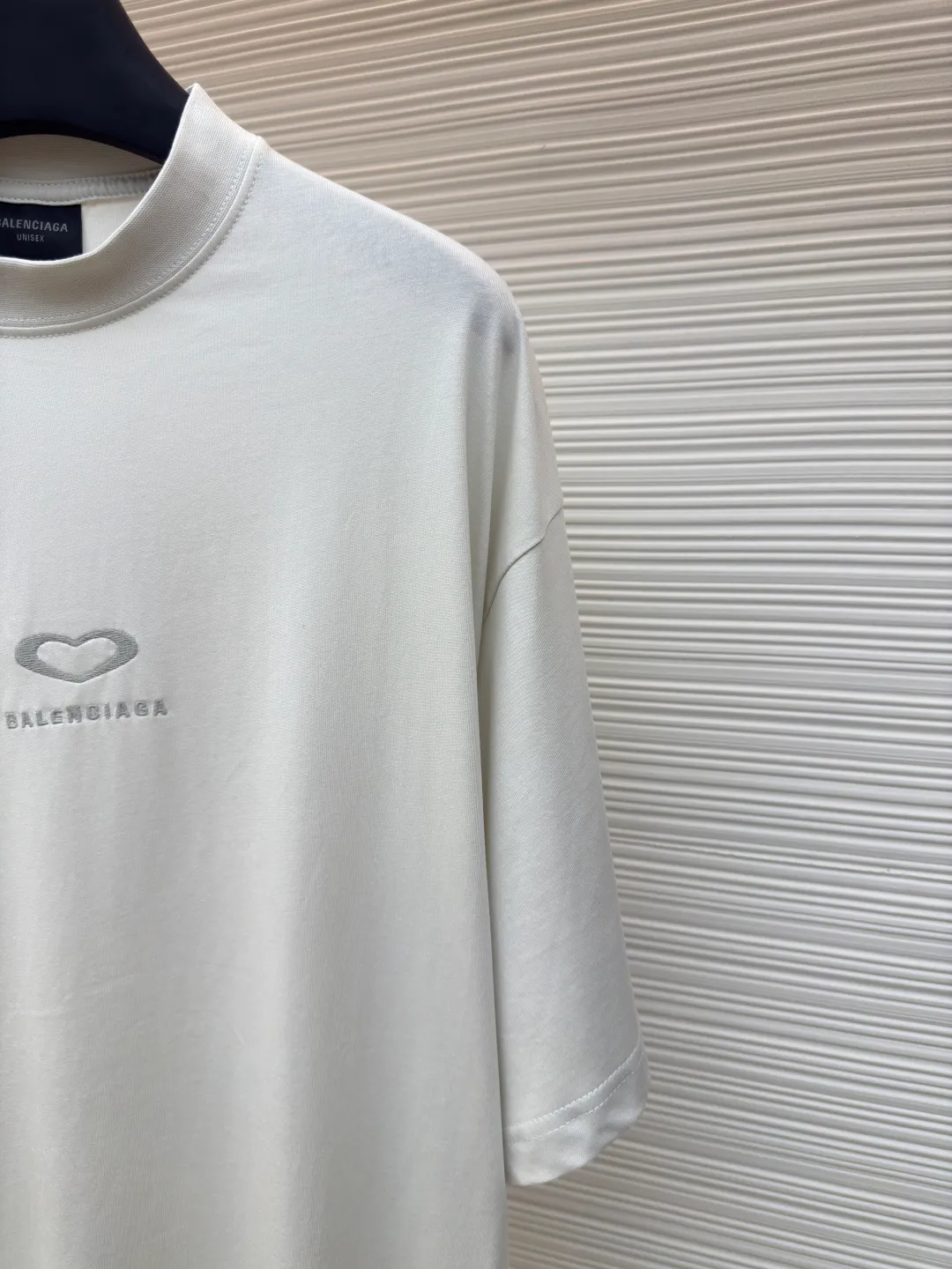 Balenciaga Paris Chinese Valentine's Day limited edition ●Authentic product: 6599 purchase and development ●Item number: 1680002-A00 ●Fabric: custom-dyed pure cotton fabric ●Technology: embroidery production ●Version: loose version ●Weight: about 245 grams ●Size: XS-S-M-L ●Description: The fabric is made of Paris ZP custom-woven and custom-dyed cotton double yarn. Weighing 260 grams, the cloth surface is clean. The cloth pattern is clear, soft and comfortable, and the threads are dyed with no color difference. The embroidery is done using imported Tajima embroidery machines. The printing uses environmentally friendly imported rubber paddles. The letters are clear and the effect is three-dimensional. The version adopts OS loose shoulder design. The same style for men and women. The overall wiring is straight and delicate, the fabric is comfortable and soft, and the color is consistent without color difference. It can be matched with the same style to create a fashionable look and control various occasions. Customized accessories, complete with three standards, same style for men and women!