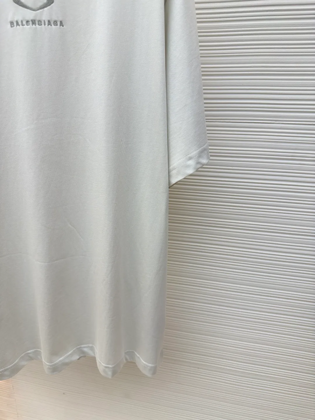 Balenciaga Paris Chinese Valentine's Day limited edition ●Authentic product: 6599 purchase and development ●Item number: 1680002-A00 ●Fabric: custom-dyed pure cotton fabric ●Technology: embroidery production ●Version: loose version ●Weight: about 245 grams ●Size: XS-S-M-L ●Description: The fabric is made of Paris ZP custom-woven and custom-dyed cotton double yarn. Weighing 260 grams, the cloth surface is clean. The cloth pattern is clear, soft and comfortable, and the threads are dyed with no color difference. The embroidery is done using imported Tajima embroidery machines. The printing uses environmentally friendly imported rubber paddles. The letters are clear and the effect is three-dimensional. The version adopts OS loose shoulder design. The same style for men and women. The overall wiring is straight and delicate, the fabric is comfortable and soft, and the color is consistent without color difference. It can be matched with the same style to create a fashionable look and control various occasions. Customized accessories, complete with three standards, same style for men and women!