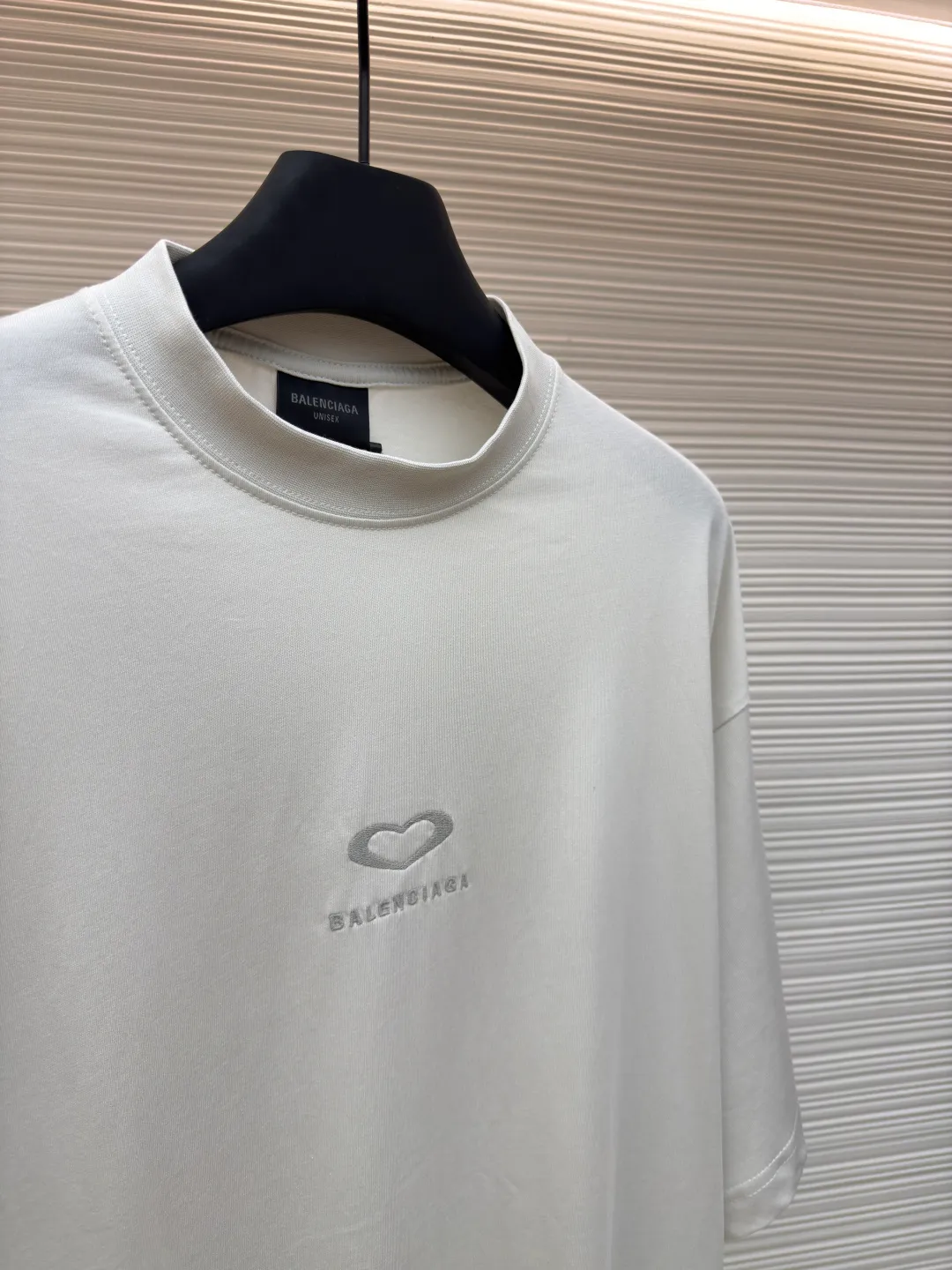 Balenciaga Paris Chinese Valentine's Day limited edition ●Authentic product: 6599 purchase and development ●Item number: 1680002-A00 ●Fabric: custom-dyed pure cotton fabric ●Technology: embroidery production ●Version: loose version ●Weight: about 245 grams ●Size: XS-S-M-L ●Description: The fabric is made of Paris ZP custom-woven and custom-dyed cotton double yarn. Weighing 260 grams, the cloth surface is clean. The cloth pattern is clear, soft and comfortable, and the threads are dyed with no color difference. The embroidery is done using imported Tajima embroidery machines. The printing uses environmentally friendly imported rubber paddles. The letters are clear and the effect is three-dimensional. The version adopts OS loose shoulder design. The same style for men and women. The overall wiring is straight and delicate, the fabric is comfortable and soft, and the color is consistent without color difference. It can be matched with the same style to create a fashionable look and control various occasions. Customized accessories, complete with three standards, same style for men and women!