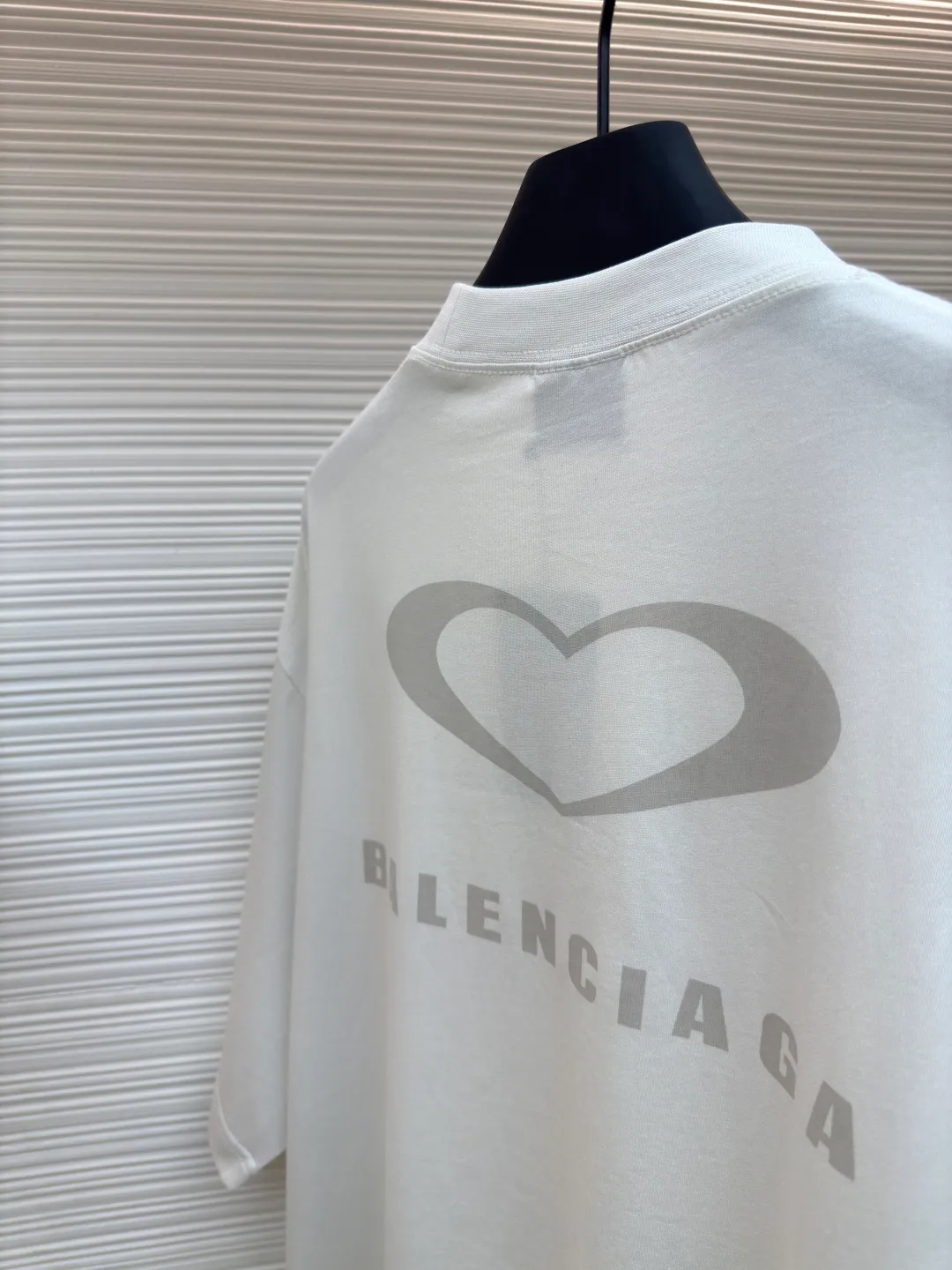 Balenciaga Paris Chinese Valentine's Day limited edition ●Authentic product: 6599 purchase and development ●Item number: 1680002-A00 ●Fabric: custom-dyed pure cotton fabric ●Technology: embroidery production ●Version: loose version ●Weight: about 245 grams ●Size: XS-S-M-L ●Description: The fabric is made of Paris ZP custom-woven and custom-dyed cotton double yarn. Weighing 260 grams, the cloth surface is clean. The cloth pattern is clear, soft and comfortable, and the threads are dyed with no color difference. The embroidery is done using imported Tajima embroidery machines. The printing uses environmentally friendly imported rubber paddles. The letters are clear and the effect is three-dimensional. The version adopts OS loose shoulder design. The same style for men and women. The overall wiring is straight and delicate, the fabric is comfortable and soft, and the color is consistent without color difference. It can be matched with the same style to create a fashionable look and control various occasions. Customized accessories, complete with three standards, same style for men and women!
