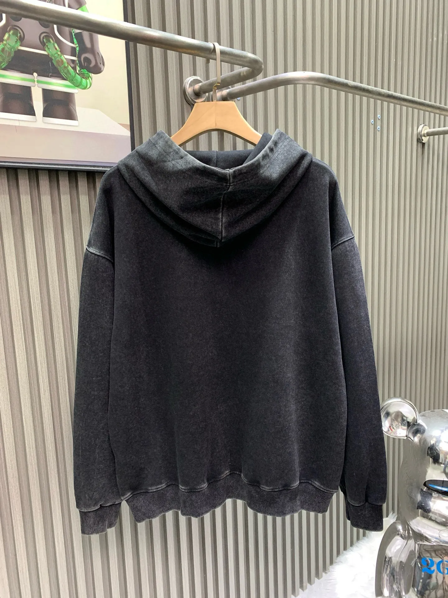 🅿️310 🀄️, Balenciaga Balenciaga Balenciaga 25* new autumn and winter multi-element printed logo washed hooded sweatshirt 100% pure cotton plus 400 grams of double yarn. Made of the same heavyweight pure cotton material as the original. The whole garment is hand-made and distressed. The multi-element logo on the left and right sleeves is finely routed using printing technology. The multi-element logo printing on the front panel uses heat-set ink screen printing to select glue printing for clear printing. Every detail strictly follows the original version to truly restore the original version. Custom weaving and dyeing. There is no color difference from the original version. Ingenious craftsmanship is perfectly restored. Three standards are complete. Customized accessories.