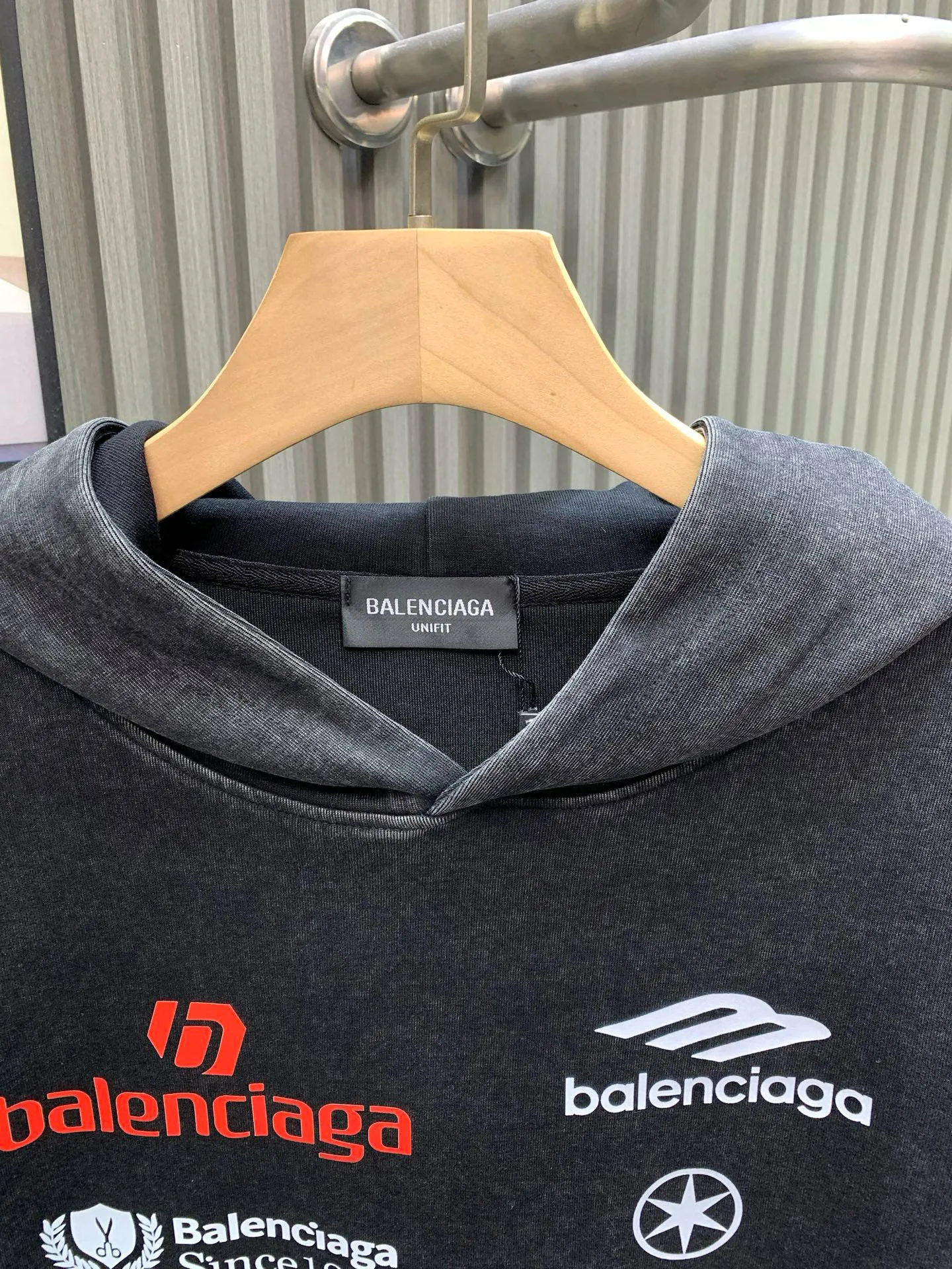 🅿️310 🀄️, Balenciaga Balenciaga Balenciaga 25* new autumn and winter multi-element printed logo washed hooded sweatshirt 100% pure cotton plus 400 grams of double yarn. Made of the same heavyweight pure cotton material as the original. The whole garment is hand-made and distressed. The multi-element logo on the left and right sleeves is finely routed using printing technology. The multi-element logo printing on the front panel uses heat-set ink screen printing to select glue printing for clear printing. Every detail strictly follows the original version to truly restore the original version. Custom weaving and dyeing. There is no color difference from the original version. Ingenious craftsmanship is perfectly restored. Three standards are complete. Customized accessories.
