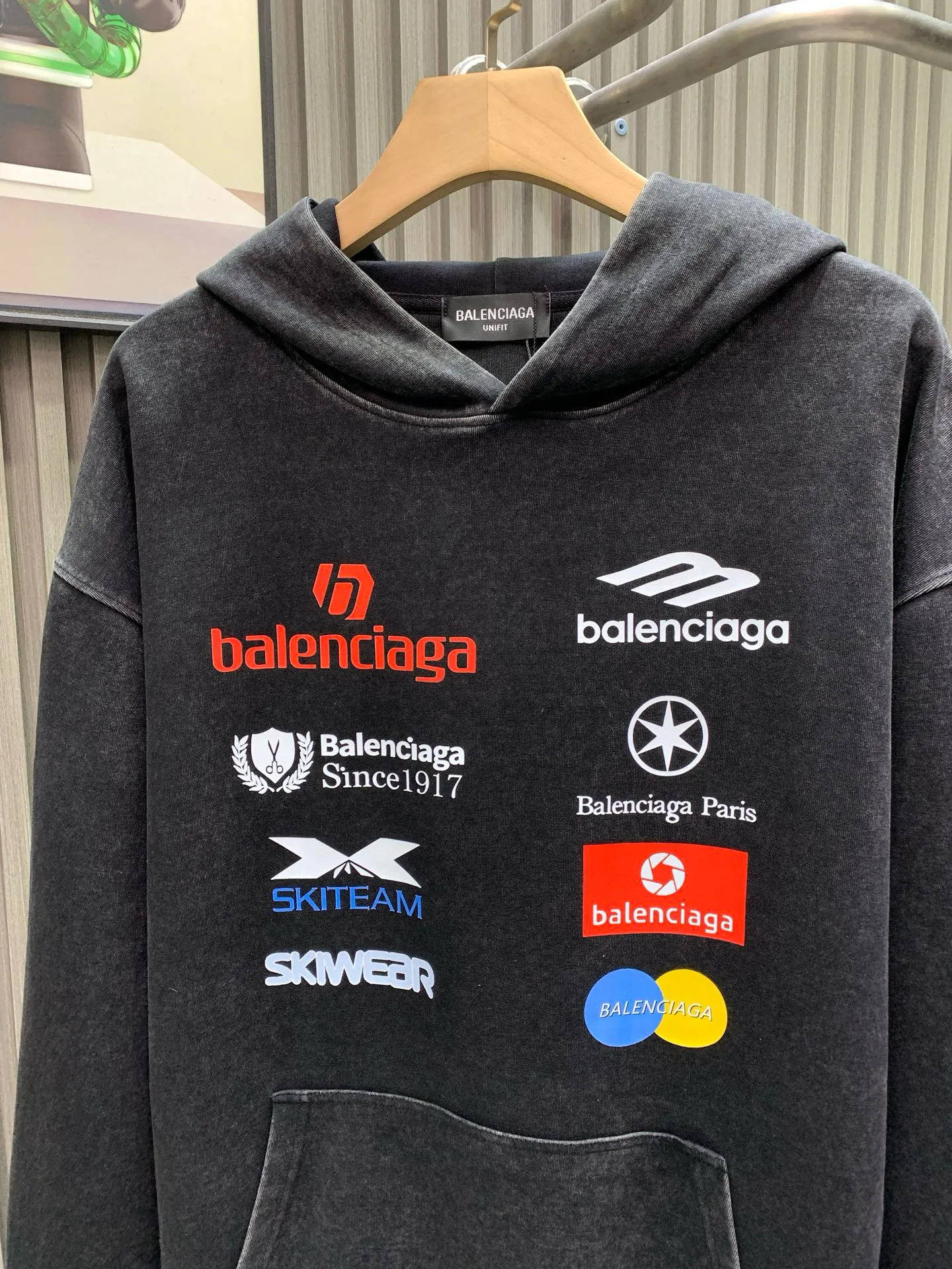 🅿️310 🀄️, Balenciaga Balenciaga Balenciaga 25* new autumn and winter multi-element printed logo washed hooded sweatshirt 100% pure cotton plus 400 grams of double yarn. Made of the same heavyweight pure cotton material as the original. The whole garment is hand-made and distressed. The multi-element logo on the left and right sleeves is finely routed using printing technology. The multi-element logo printing on the front panel uses heat-set ink screen printing to select glue printing for clear printing. Every detail strictly follows the original version to truly restore the original version. Custom weaving and dyeing. There is no color difference from the original version. Ingenious craftsmanship is perfectly restored. Three standards are complete. Customized accessories.