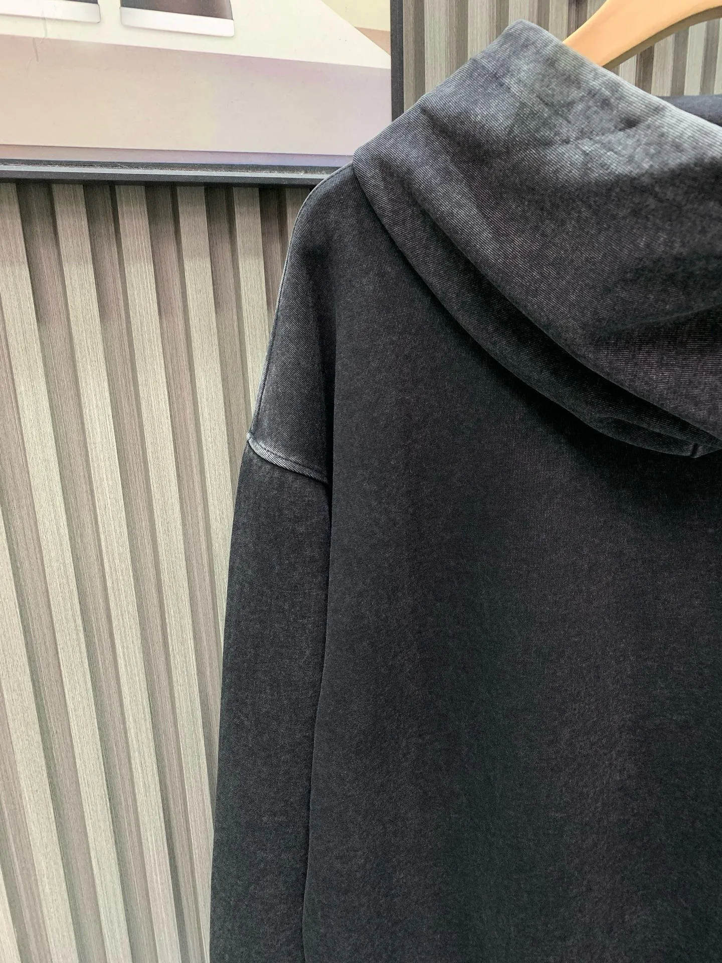 🅿️310 🀄️, Balenciaga Balenciaga Balenciaga 25* new autumn and winter multi-element printed logo washed hooded sweatshirt 100% pure cotton plus 400 grams of double yarn. Made of the same heavyweight pure cotton material as the original. The whole garment is hand-made and distressed. The multi-element logo on the left and right sleeves is finely routed using printing technology. The multi-element logo printing on the front panel uses heat-set ink screen printing to select glue printing for clear printing. Every detail strictly follows the original version to truly restore the original version. Custom weaving and dyeing. There is no color difference from the original version. Ingenious craftsmanship is perfectly restored. Three standards are complete. Customized accessories.