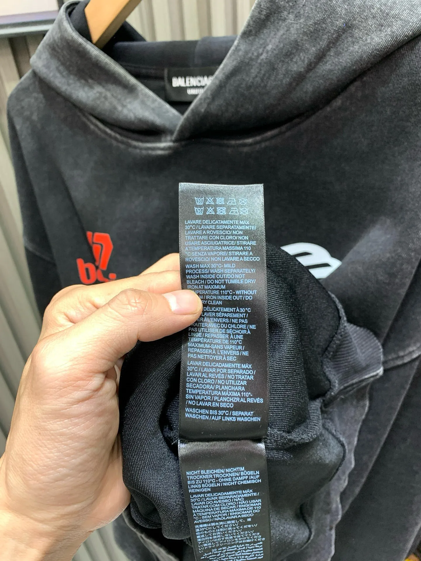 🅿️310 🀄️, Balenciaga Balenciaga Balenciaga 25* new autumn and winter multi-element printed logo washed hooded sweatshirt 100% pure cotton plus 400 grams of double yarn. Made of the same heavyweight pure cotton material as the original. The whole garment is hand-made and distressed. The multi-element logo on the left and right sleeves is finely routed using printing technology. The multi-element logo printing on the front panel uses heat-set ink screen printing to select glue printing for clear printing. Every detail strictly follows the original version to truly restore the original version. Custom weaving and dyeing. There is no color difference from the original version. Ingenious craftsmanship is perfectly restored. Three standards are complete. Customized accessories.