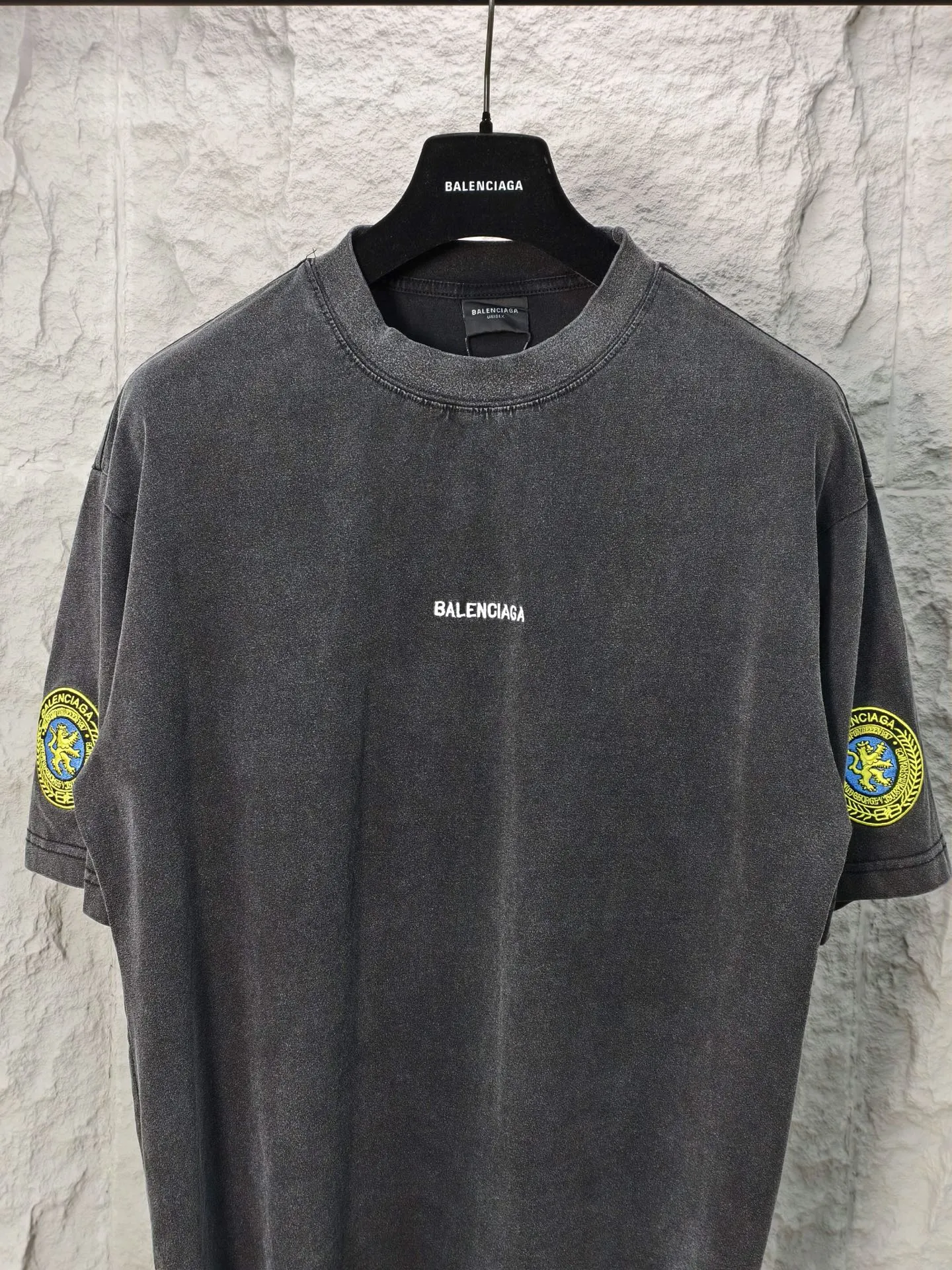 🅿️190 9210# Actual photo top version [[BALENCIA*GA] official website quality Paris new classic chest letter LOGO embroidered left and right sleeve badge embroidered short-sleeved T-shirt OS version loose dropped shoulders Unisex fabric: 260g 100% pure cotton double yarn Craftsmanship: front left and right sleeve embroidery Garment washed distressed shaping solid color Color: washed black Size: XS S M L