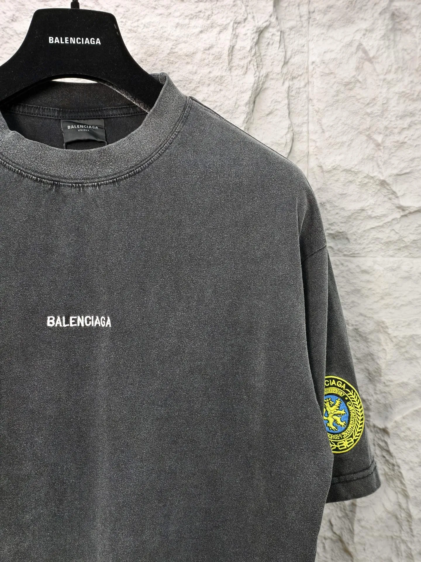 🅿️190 9210# Actual photo top version [[BALENCIA*GA] official website quality Paris new classic chest letter LOGO embroidered left and right sleeve badge embroidered short-sleeved T-shirt OS version loose dropped shoulders Unisex fabric: 260g 100% pure cotton double yarn Craftsmanship: front left and right sleeve embroidery Garment washed distressed shaping solid color Color: washed black Size: XS S M L