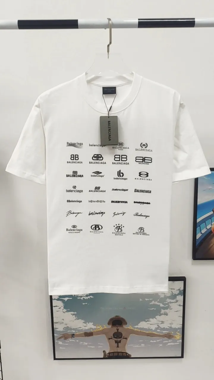 Frontal real-shot video - the top version of Balenciaga BALENCIAGA with LOGO slogans printed all over it. The same style pure cotton loose short-sleeved T-shirt for male and female couples stars. Balenciaga was founded by Cristobal Balenciaga, a great genius designer known as the representative of the 20th century. For more than half a century since the brand was founded, Balenciaga has been famous in the fashion industry for its fashion and elegance. You can find any of your favorite logos on the front and back of this piece, Ness.  The front and rear printing uses low-coverage screen printing technology, and the glue is imported. The printing is very delicate, and the scratched out problems are very clear and there are no burrs. The fabric is made of 280g double-ply double-yarn pure cotton loose fabric, which is loose and breathable, has good drying effect, full drape and skin toning. Color: Black White Pink Size: XS-L P:240