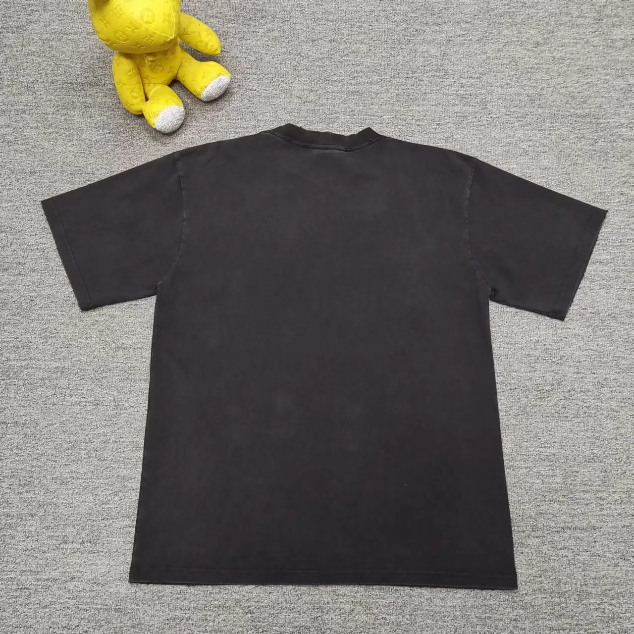 The top version of Balenciga/Balenciga 1917 Scissor Rupture Printed Short Sleeve T-shirt uses rupture printing technology, fraying process, pure cotton soft fabric, contrast-dyed fabric, imported printing technology, full of trend, dyed pure cotton fabric, OS version, complete with three standards, same style for men and women. Size XS S M L P:260