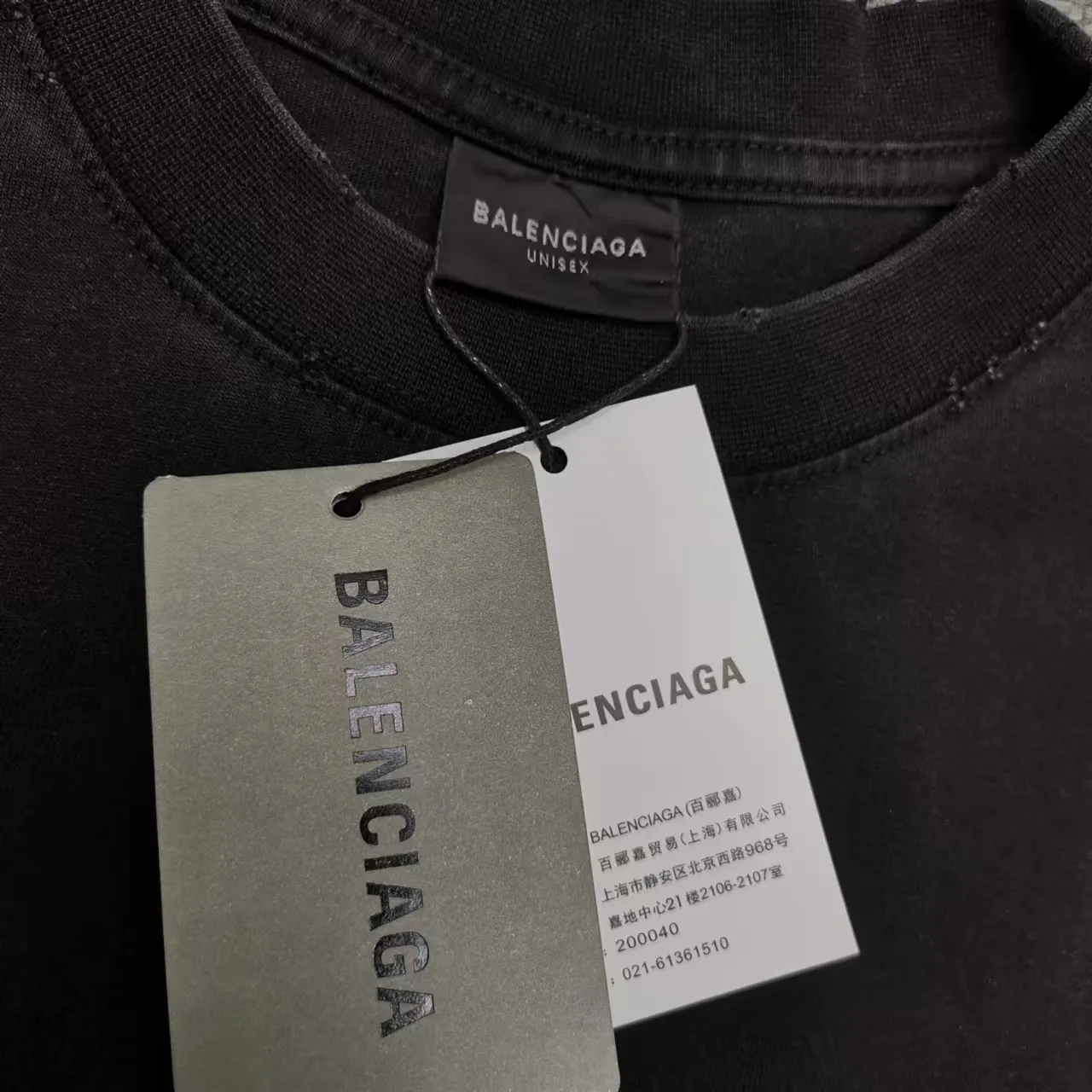 The top version of Balenciga/Balenciga 1917 Scissor Rupture Printed Short Sleeve T-shirt uses rupture printing technology, fraying process, pure cotton soft fabric, contrast-dyed fabric, imported printing technology, full of trend, dyed pure cotton fabric, OS version, complete with three standards, same style for men and women. Size XS S M L P:260