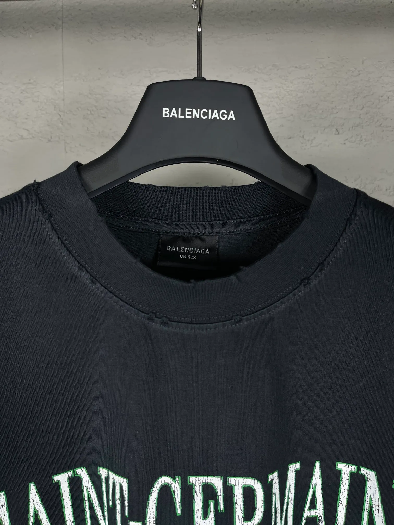 🅿️186 real photos [Top version. Official website quality] BALENCI*GA/Paris. SS24 latest model, front LOGO art destroyed and cracked printed short-sleeved T-shirt. Ready-made clothes washed and worn. Brick cabinet synchronization. Genuine product developed at the first time, happy to print and compare! The fabric is made of Paris ZP custom-woven and dyed cotton double yarn. Weighing 260 grams, the cloth surface is clean. The cloth pattern is clear, soft and comfortable. The threads are dyed with no color difference. The printing uses environmentally friendly imported materials. The letters are clear and the effect is three-dimensional. The version adopts OS loose shoulder design. Same style for men and women. Code: BL223396 Color: black blue Size: XS S M L