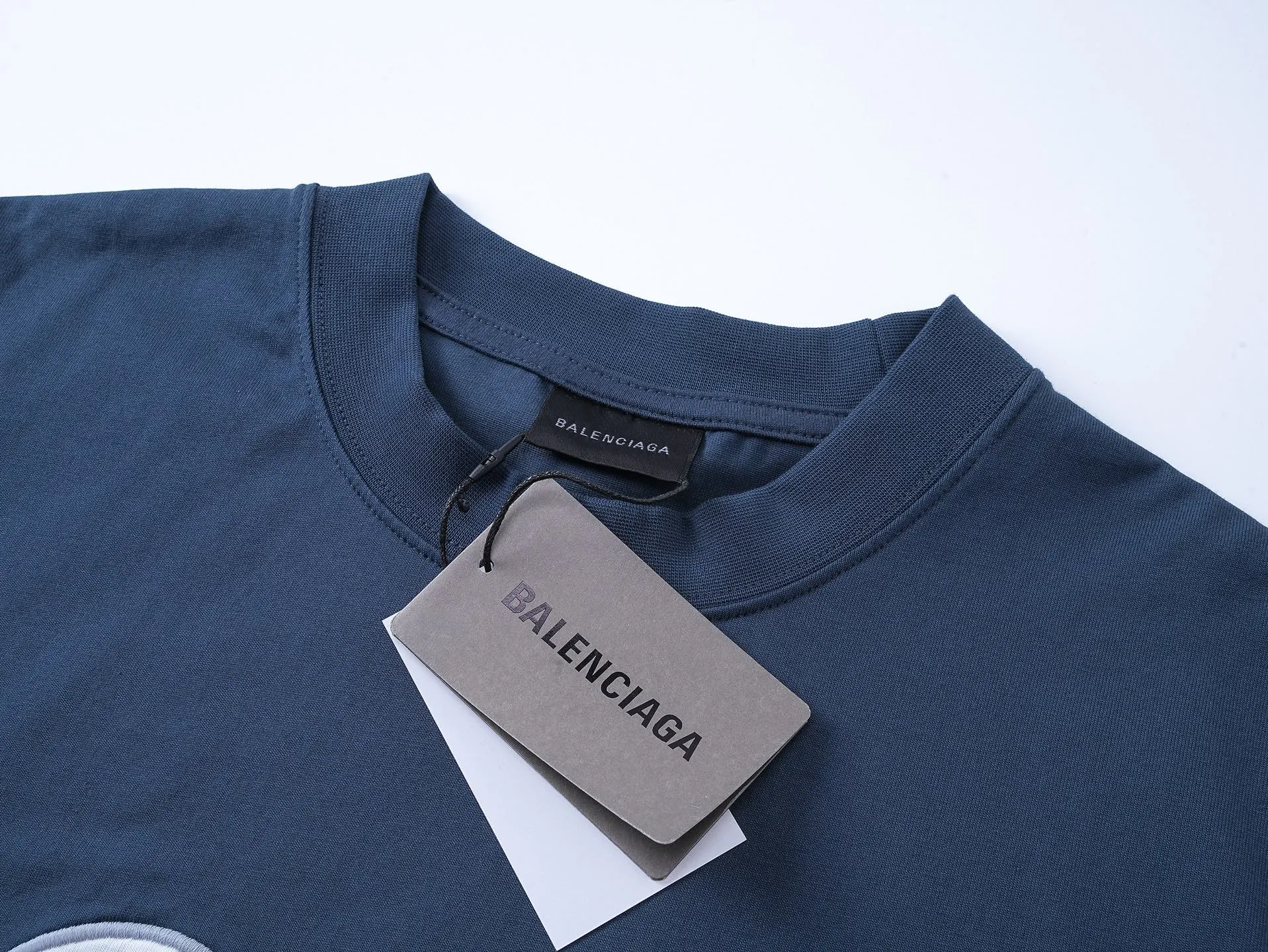 🅿️186 Note: Women’s version, real photos [Top version. Official website quality] BALENCI*GA/Paris #SS25 new short-sleeved T-shirt with LUXURY chest letter patch embroidery on the front. 2025 spring and summer brick cabinet synchronization welcomes comparison. The fabric is made of Paris ZP custom-woven and dyed cotton double yarn, weighing 260 grams. The cloth surface is clean. The cloth pattern is clear, soft and comfortable. The threads are dyed with no color difference. The letter LOGO is embroidered using imported Tajima embroidery machine. The letters are clear and the effect is three-dimensional. Restore the brick cabinet, adopt the medium version. Female version Code: BL253733 Color: blue, gray Size: XS S M L