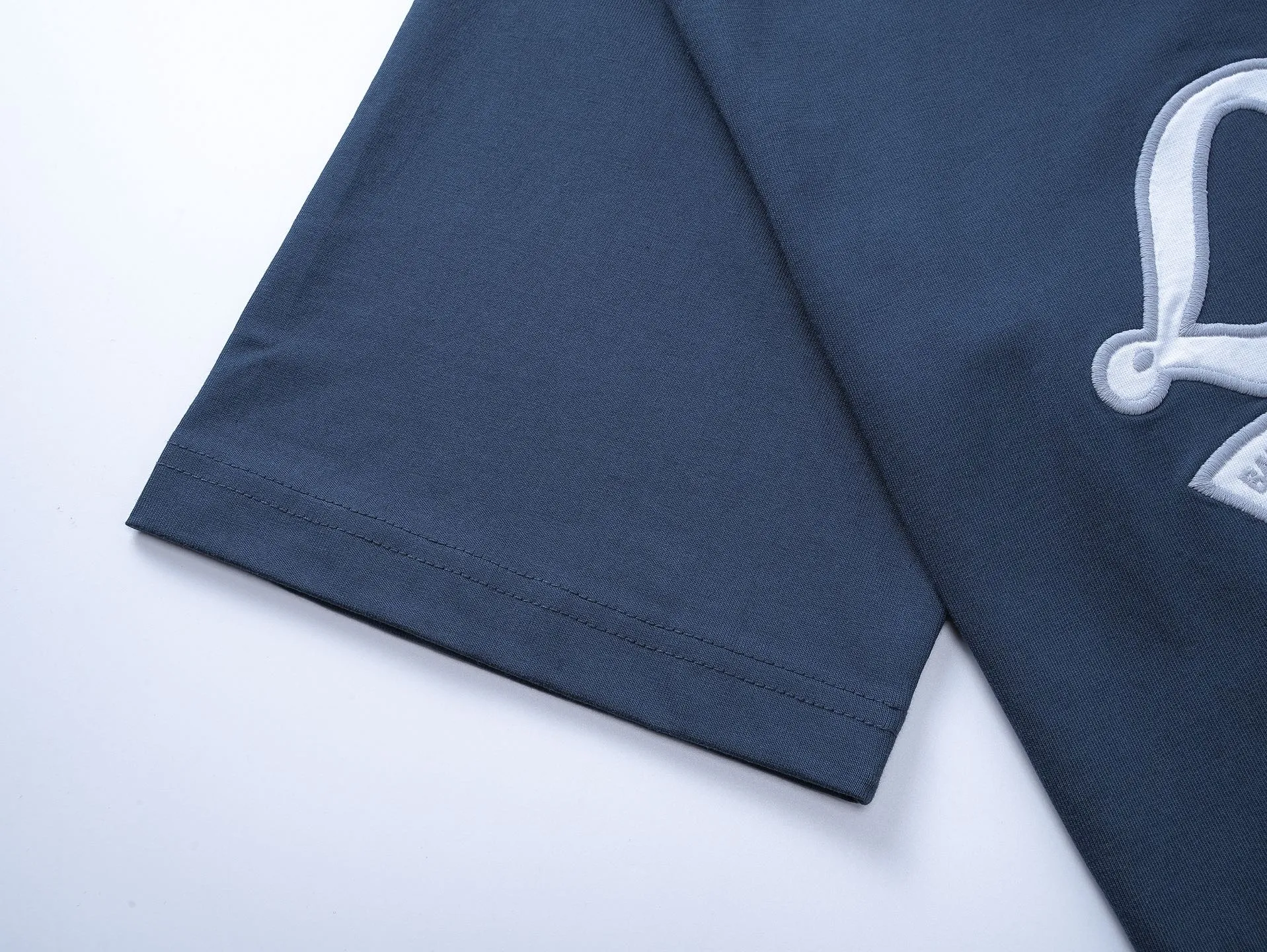 🅿️186 Note: Women’s version, real photos [Top version. Official website quality] BALENCI*GA/Paris #SS25 new short-sleeved T-shirt with LUXURY chest letter patch embroidery on the front. 2025 spring and summer brick cabinet synchronization welcomes comparison. The fabric is made of Paris ZP custom-woven and dyed cotton double yarn, weighing 260 grams. The cloth surface is clean. The cloth pattern is clear, soft and comfortable. The threads are dyed with no color difference. The letter LOGO is embroidered using imported Tajima embroidery machine. The letters are clear and the effect is three-dimensional. Restore the brick cabinet, adopt the medium version. Female version Code: BL253733 Color: blue, gray Size: XS S M L