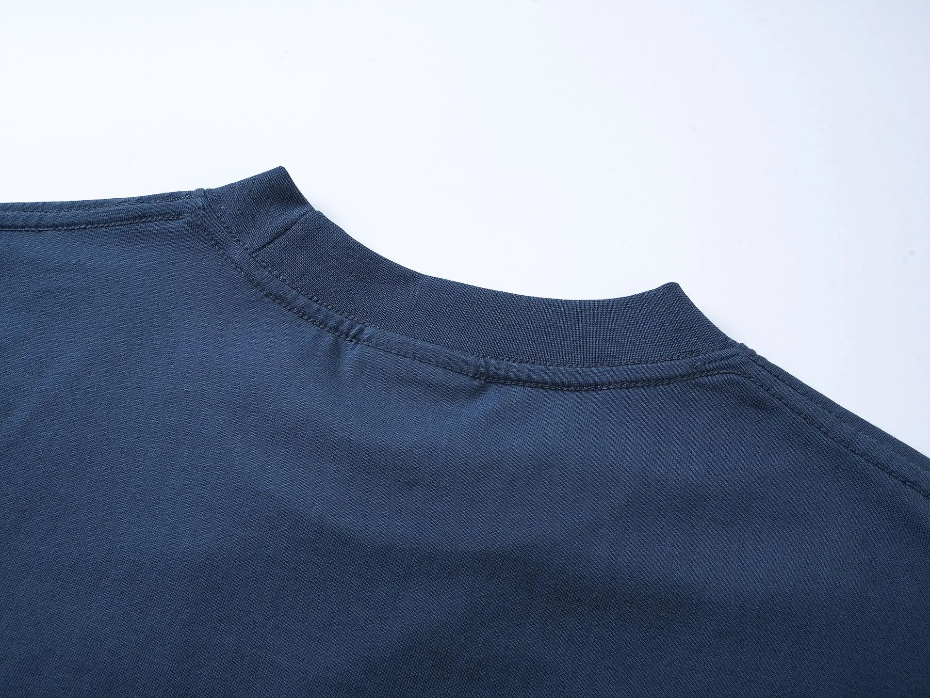 🅿️186 Note: Women’s version, real photos [Top version. Official website quality] BALENCI*GA/Paris #SS25 new short-sleeved T-shirt with LUXURY chest letter patch embroidery on the front. 2025 spring and summer brick cabinet synchronization welcomes comparison. The fabric is made of Paris ZP custom-woven and dyed cotton double yarn, weighing 260 grams. The cloth surface is clean. The cloth pattern is clear, soft and comfortable. The threads are dyed with no color difference. The letter LOGO is embroidered using imported Tajima embroidery machine. The letters are clear and the effect is three-dimensional. Restore the brick cabinet, adopt the medium version. Female version Code: BL253733 Color: blue, gray Size: XS S M L