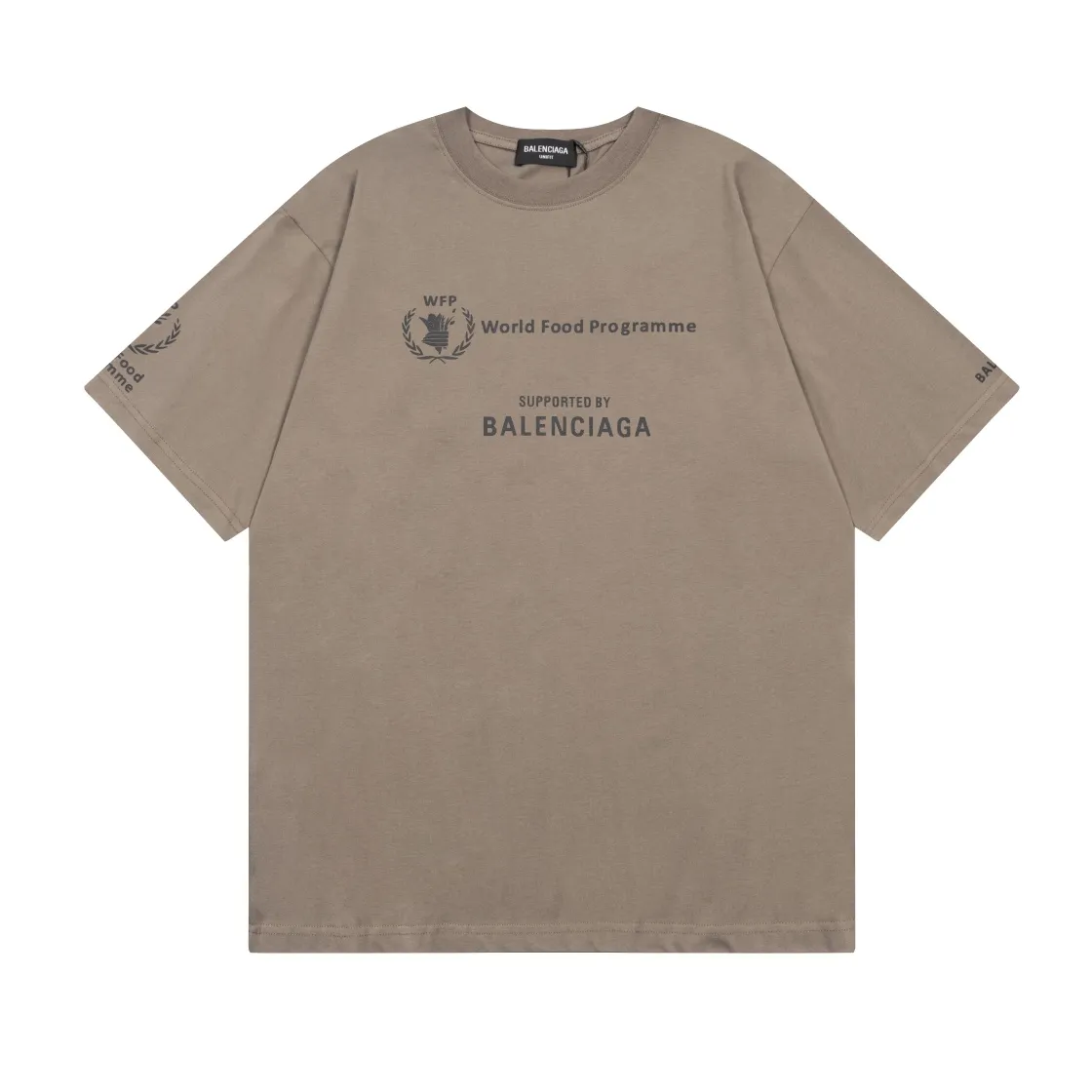 🅿️170 Detailed picture [Top version. Official website quality] BALENCIAGA/Balenciaga WFP4044 World Food Agency charity limited edition #short-sleeved T-shirt. The fabric is made of Paris ZP custom-woven and dyed cotton double yarn. Weighing 260 grams, the cloth surface is clean. The cloth pattern is clear, soft and comfortable. The ribbing is dyed with no color difference. The classic pattern printing uses environmentally friendly imported glue and precision stencils. The letters are clear. No burrs. The three-dimensional effect is strong. The version adopts the OS loose shoulder version. The same style for men and women. Coding: BL223030 Color: white, black, coffee Size: XS S M L