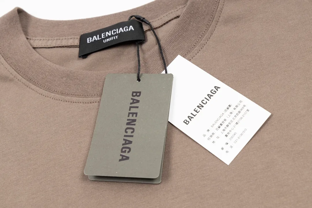 🅿️170 Detailed picture [Top version. Official website quality] BALENCIAGA/Balenciaga WFP4044 World Food Agency charity limited edition #short-sleeved T-shirt. The fabric is made of Paris ZP custom-woven and dyed cotton double yarn. Weighing 260 grams, the cloth surface is clean. The cloth pattern is clear, soft and comfortable. The ribbing is dyed with no color difference. The classic pattern printing uses environmentally friendly imported glue and precision stencils. The letters are clear. No burrs. The three-dimensional effect is strong. The version adopts the OS loose shoulder version. The same style for men and women. Coding: BL223030 Color: white, black, coffee Size: XS S M L