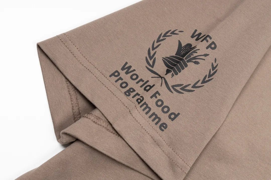 🅿️170 Detailed picture [Top version. Official website quality] BALENCIAGA/Balenciaga WFP4044 World Food Agency charity limited edition #short-sleeved T-shirt. The fabric is made of Paris ZP custom-woven and dyed cotton double yarn. Weighing 260 grams, the cloth surface is clean. The cloth pattern is clear, soft and comfortable. The ribbing is dyed with no color difference. The classic pattern printing uses environmentally friendly imported glue and precision stencils. The letters are clear. No burrs. The three-dimensional effect is strong. The version adopts the OS loose shoulder version. The same style for men and women. Coding: BL223030 Color: white, black, coffee Size: XS S M L