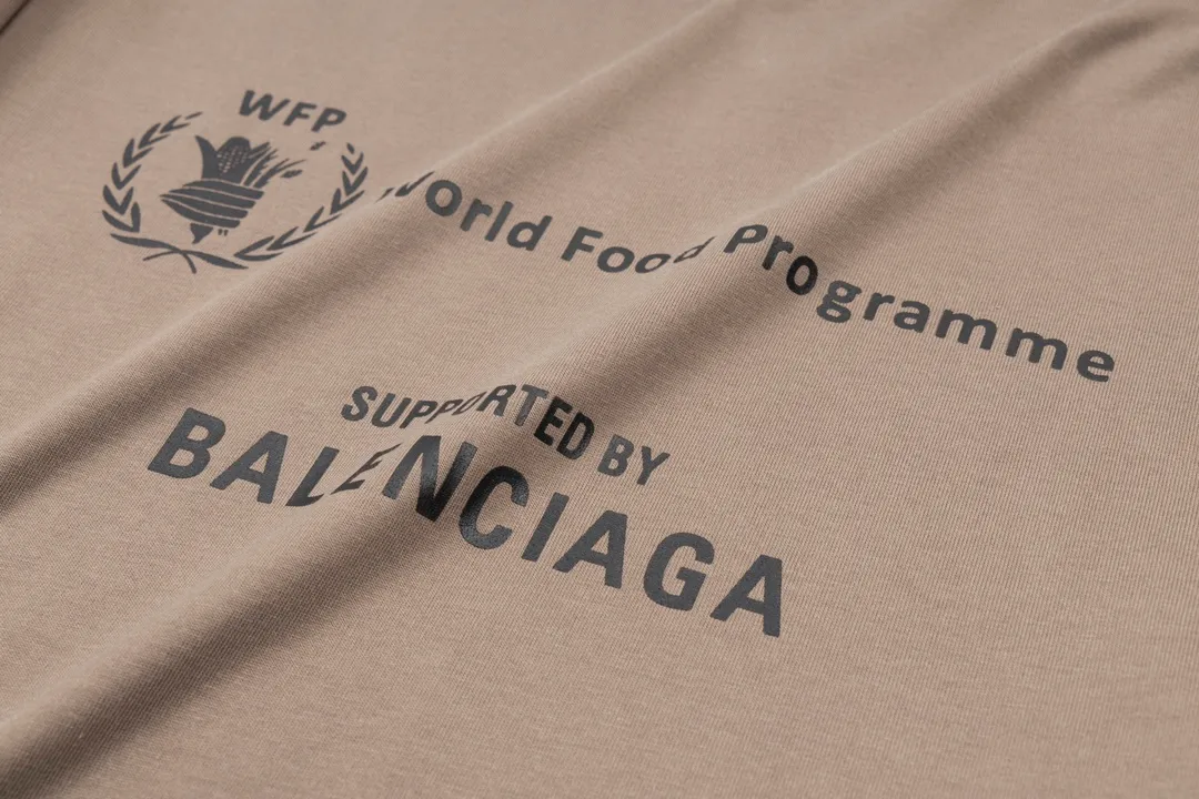🅿️170 Detailed picture [Top version. Official website quality] BALENCIAGA/Balenciaga WFP4044 World Food Agency charity limited edition #short-sleeved T-shirt. The fabric is made of Paris ZP custom-woven and dyed cotton double yarn. Weighing 260 grams, the cloth surface is clean. The cloth pattern is clear, soft and comfortable. The ribbing is dyed with no color difference. The classic pattern printing uses environmentally friendly imported glue and precision stencils. The letters are clear. No burrs. The three-dimensional effect is strong. The version adopts the OS loose shoulder version. The same style for men and women. Coding: BL223030 Color: white, black, coffee Size: XS S M L