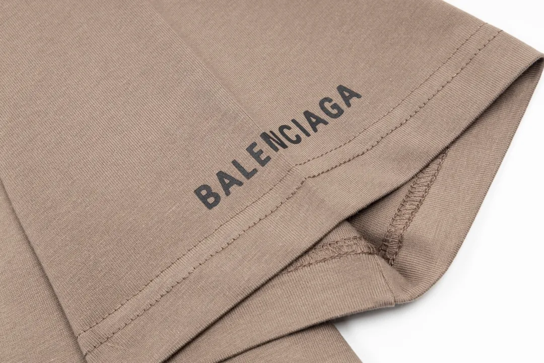 🅿️170 Detailed picture [Top version. Official website quality] BALENCIAGA/Balenciaga WFP4044 World Food Agency charity limited edition #short-sleeved T-shirt. The fabric is made of Paris ZP custom-woven and dyed cotton double yarn. Weighing 260 grams, the cloth surface is clean. The cloth pattern is clear, soft and comfortable. The ribbing is dyed with no color difference. The classic pattern printing uses environmentally friendly imported glue and precision stencils. The letters are clear. No burrs. The three-dimensional effect is strong. The version adopts the OS loose shoulder version. The same style for men and women. Coding: BL223030 Color: white, black, coffee Size: XS S M L