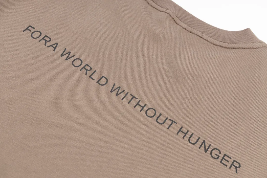 🅿️170 Detailed picture [Top version. Official website quality] BALENCIAGA/Balenciaga WFP4044 World Food Agency charity limited edition #short-sleeved T-shirt. The fabric is made of Paris ZP custom-woven and dyed cotton double yarn. Weighing 260 grams, the cloth surface is clean. The cloth pattern is clear, soft and comfortable. The ribbing is dyed with no color difference. The classic pattern printing uses environmentally friendly imported glue and precision stencils. The letters are clear. No burrs. The three-dimensional effect is strong. The version adopts the OS loose shoulder version. The same style for men and women. Coding: BL223030 Color: white, black, coffee Size: XS S M L
