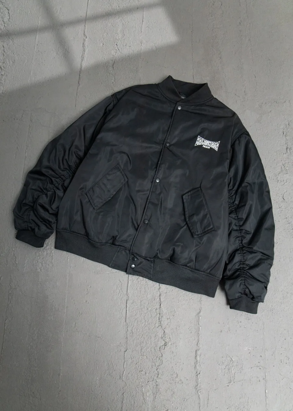 💰600 [Highest version] Balenciaga / Balenciaga BLCG 24FW hollow logo embroidered baseball flight cotton jacket Correct version Customized nylon 100% matt nylon fabric 50D memory lining inside 800g composite pearl quilting added to the inside Classic pilot Alpha Air Force jacket design 3D three-dimensional tailoring technology High-density embroidery using Tajima embroidery machine Up to 100,000 needle embroidery Inner bag design on the inside of the clothes, molded custom brand logo snap button, original main mark, washed tag brand packaging, color: black, size: 46/48/50/52, size chart: length, bust, shoulder width Note: There is a difference of 1~2CM due to manual measurement.