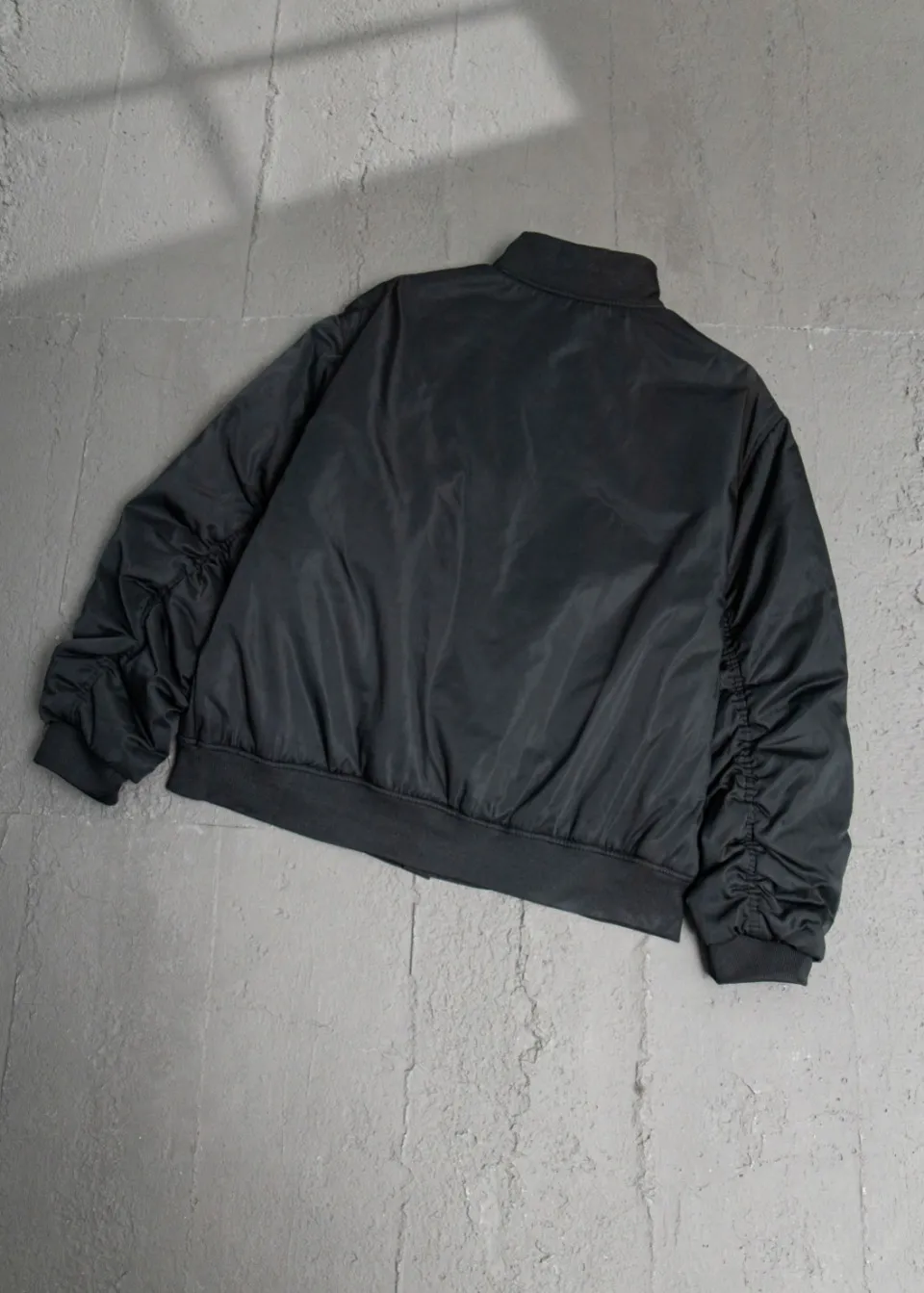 💰600 [Highest version] Balenciaga / Balenciaga BLCG 24FW hollow logo embroidered baseball flight cotton jacket Correct version Customized nylon 100% matt nylon fabric 50D memory lining inside 800g composite pearl quilting added to the inside Classic pilot Alpha Air Force jacket design 3D three-dimensional tailoring technology High-density embroidery using Tajima embroidery machine Up to 100,000 needle embroidery Inner bag design on the inside of the clothes, molded custom brand logo snap button, original main mark, washed tag brand packaging, color: black, size: 46/48/50/52, size chart: length, bust, shoulder width Note: There is a difference of 1~2CM due to manual measurement.