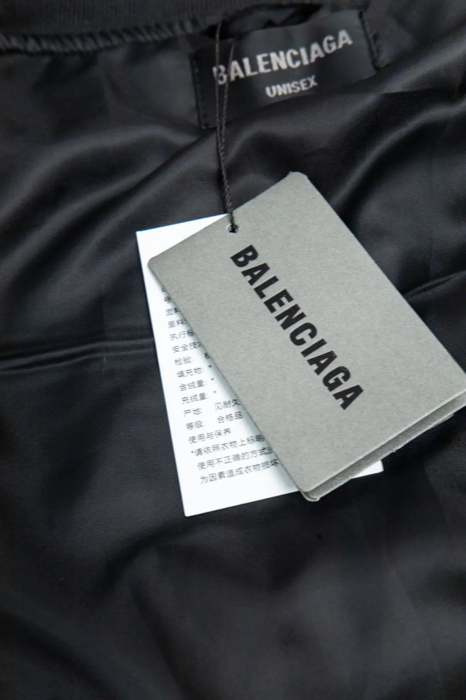 💰600 [Highest version] Balenciaga / Balenciaga BLCG 24FW hollow logo embroidered baseball flight cotton jacket Correct version Customized nylon 100% matt nylon fabric 50D memory lining inside 800g composite pearl quilting added to the inside Classic pilot Alpha Air Force jacket design 3D three-dimensional tailoring technology High-density embroidery using Tajima embroidery machine Up to 100,000 needle embroidery Inner bag design on the inside of the clothes, molded custom brand logo snap button, original main mark, washed tag brand packaging, color: black, size: 46/48/50/52, size chart: length, bust, shoulder width Note: There is a difference of 1~2CM due to manual measurement.