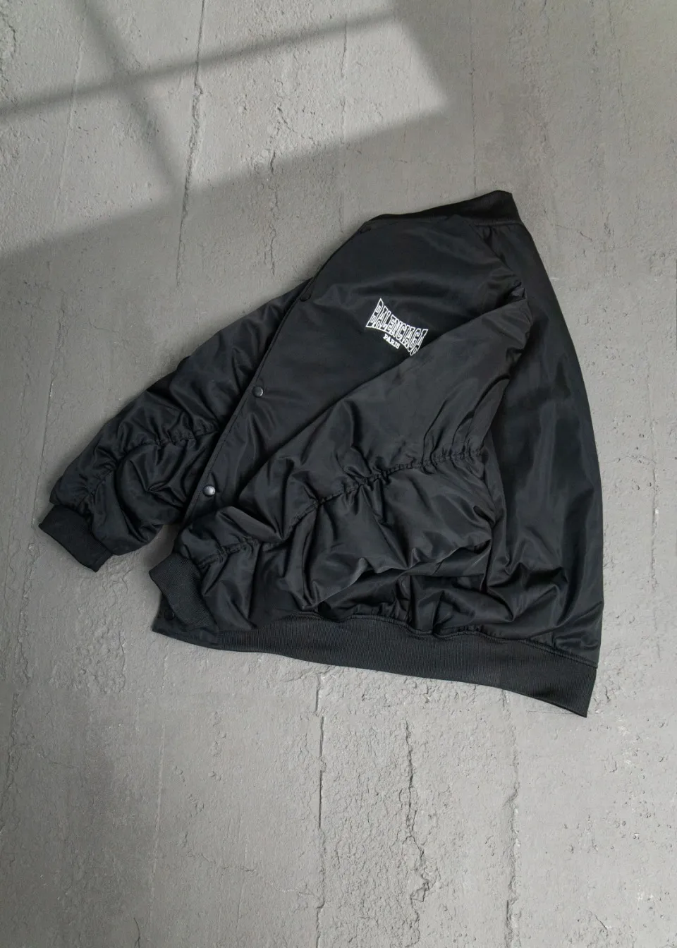 💰600 [Highest version] Balenciaga / Balenciaga BLCG 24FW hollow logo embroidered baseball flight cotton jacket Correct version Customized nylon 100% matt nylon fabric 50D memory lining inside 800g composite pearl quilting added to the inside Classic pilot Alpha Air Force jacket design 3D three-dimensional tailoring technology High-density embroidery using Tajima embroidery machine Up to 100,000 needle embroidery Inner bag design on the inside of the clothes, molded custom brand logo snap button, original main mark, washed tag brand packaging, color: black, size: 46/48/50/52, size chart: length, bust, shoulder width Note: There is a difference of 1~2CM due to manual measurement.