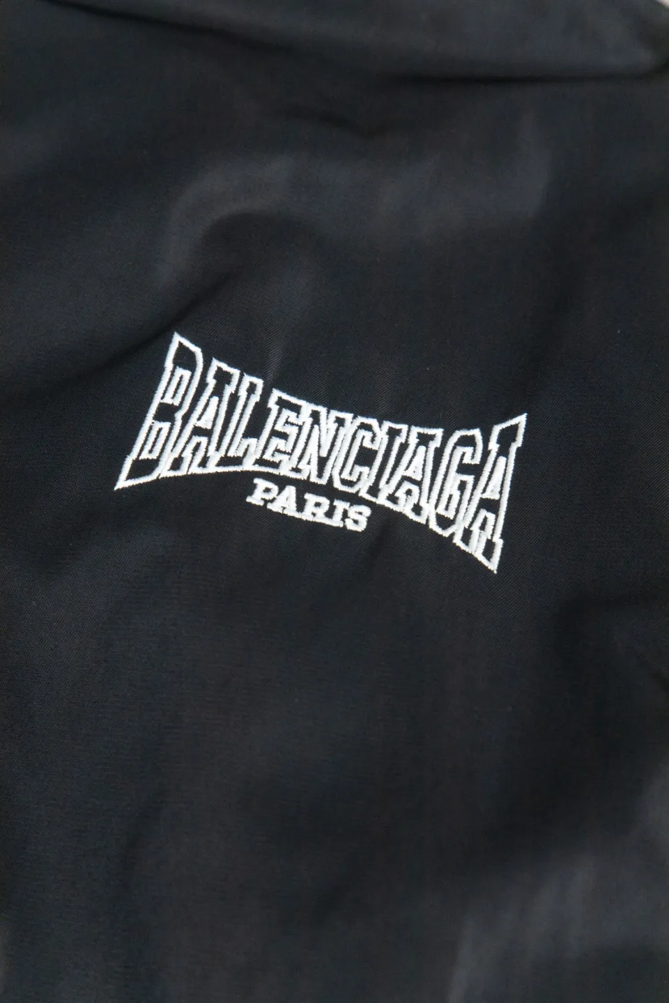 💰600 [Highest version] Balenciaga / Balenciaga BLCG 24FW hollow logo embroidered baseball flight cotton jacket Correct version Customized nylon 100% matt nylon fabric 50D memory lining inside 800g composite pearl quilting added to the inside Classic pilot Alpha Air Force jacket design 3D three-dimensional tailoring technology High-density embroidery using Tajima embroidery machine Up to 100,000 needle embroidery Inner bag design on the inside of the clothes, molded custom brand logo snap button, original main mark, washed tag brand packaging, color: black, size: 46/48/50/52, size chart: length, bust, shoulder width Note: There is a difference of 1~2CM due to manual measurement.