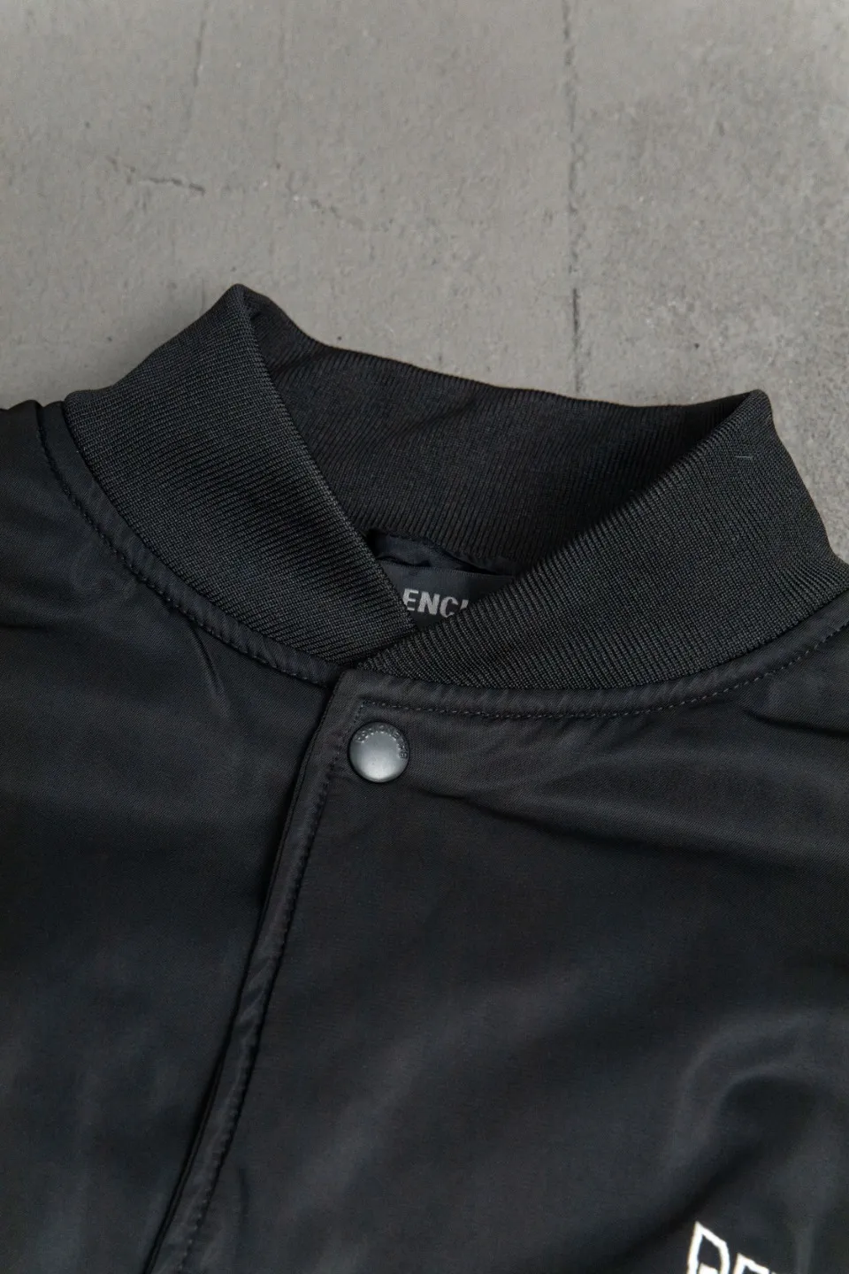 💰600 [Highest version] Balenciaga / Balenciaga BLCG 24FW hollow logo embroidered baseball flight cotton jacket Correct version Customized nylon 100% matt nylon fabric 50D memory lining inside 800g composite pearl quilting added to the inside Classic pilot Alpha Air Force jacket design 3D three-dimensional tailoring technology High-density embroidery using Tajima embroidery machine Up to 100,000 needle embroidery Inner bag design on the inside of the clothes, molded custom brand logo snap button, original main mark, washed tag brand packaging, color: black, size: 46/48/50/52, size chart: length, bust, shoulder width Note: There is a difference of 1~2CM due to manual measurement.