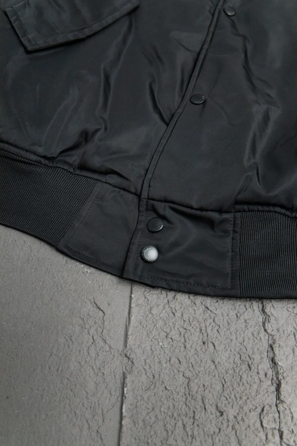 💰600 [Highest version] Balenciaga / Balenciaga BLCG 24FW hollow logo embroidered baseball flight cotton jacket Correct version Customized nylon 100% matt nylon fabric 50D memory lining inside 800g composite pearl quilting added to the inside Classic pilot Alpha Air Force jacket design 3D three-dimensional tailoring technology High-density embroidery using Tajima embroidery machine Up to 100,000 needle embroidery Inner bag design on the inside of the clothes, molded custom brand logo snap button, original main mark, washed tag brand packaging, color: black, size: 46/48/50/52, size chart: length, bust, shoulder width Note: There is a difference of 1~2CM due to manual measurement.