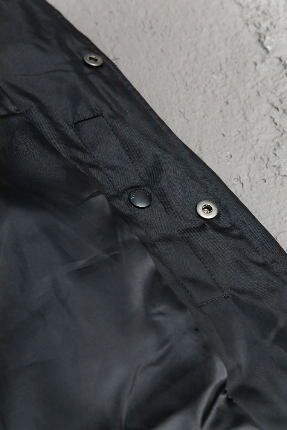 💰600 [Highest version] Balenciaga / Balenciaga BLCG 24FW hollow logo embroidered baseball flight cotton jacket Correct version Customized nylon 100% matt nylon fabric 50D memory lining inside 800g composite pearl quilting added to the inside Classic pilot Alpha Air Force jacket design 3D three-dimensional tailoring technology High-density embroidery using Tajima embroidery machine Up to 100,000 needle embroidery Inner bag design on the inside of the clothes, molded custom brand logo snap button, original main mark, washed tag brand packaging, color: black, size: 46/48/50/52, size chart: length, bust, shoulder width Note: There is a difference of 1~2CM due to manual measurement.