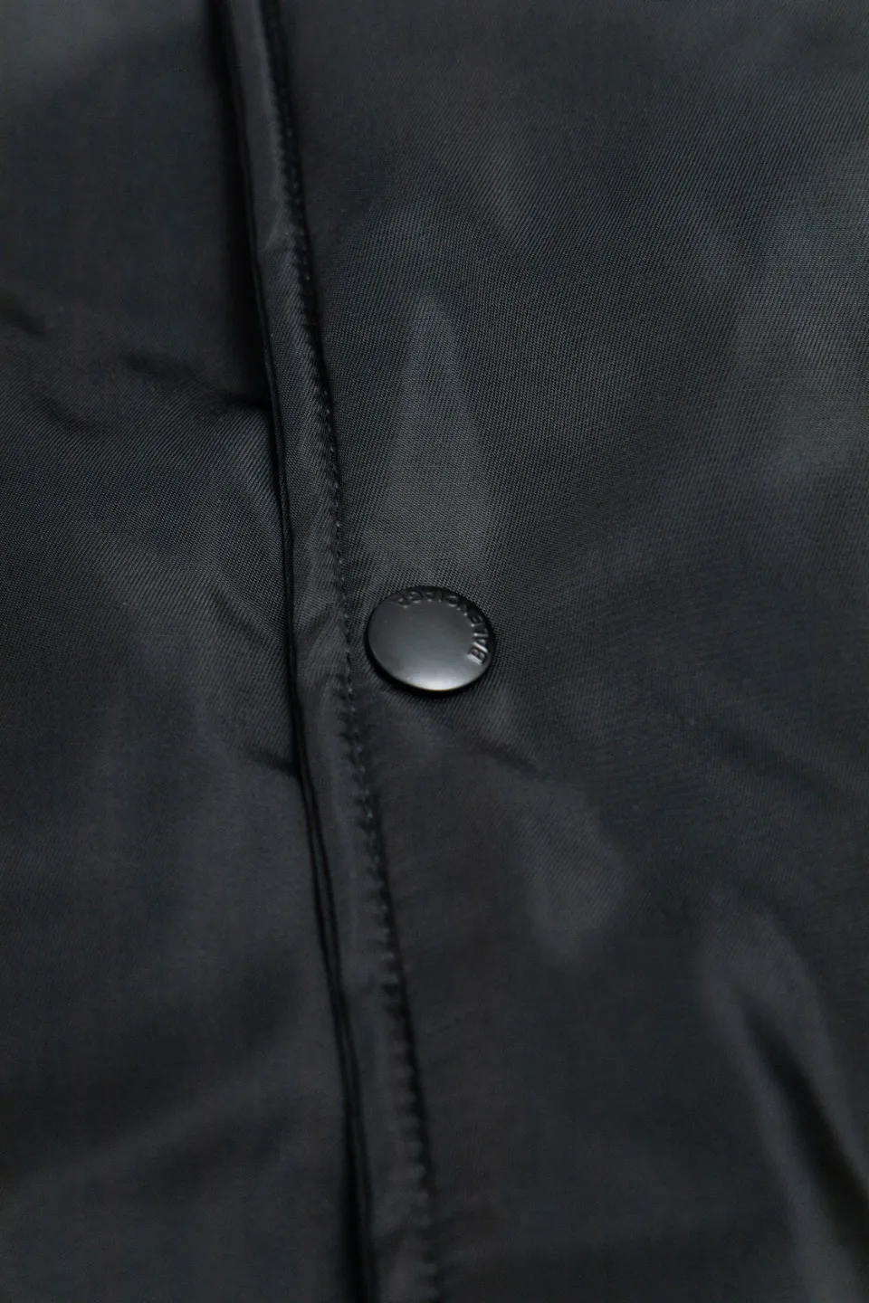 💰600 [Highest version] Balenciaga / Balenciaga BLCG 24FW hollow logo embroidered baseball flight cotton jacket Correct version Customized nylon 100% matt nylon fabric 50D memory lining inside 800g composite pearl quilting added to the inside Classic pilot Alpha Air Force jacket design 3D three-dimensional tailoring technology High-density embroidery using Tajima embroidery machine Up to 100,000 needle embroidery Inner bag design on the inside of the clothes, molded custom brand logo snap button, original main mark, washed tag brand packaging, color: black, size: 46/48/50/52, size chart: length, bust, shoulder width Note: There is a difference of 1~2CM due to manual measurement.